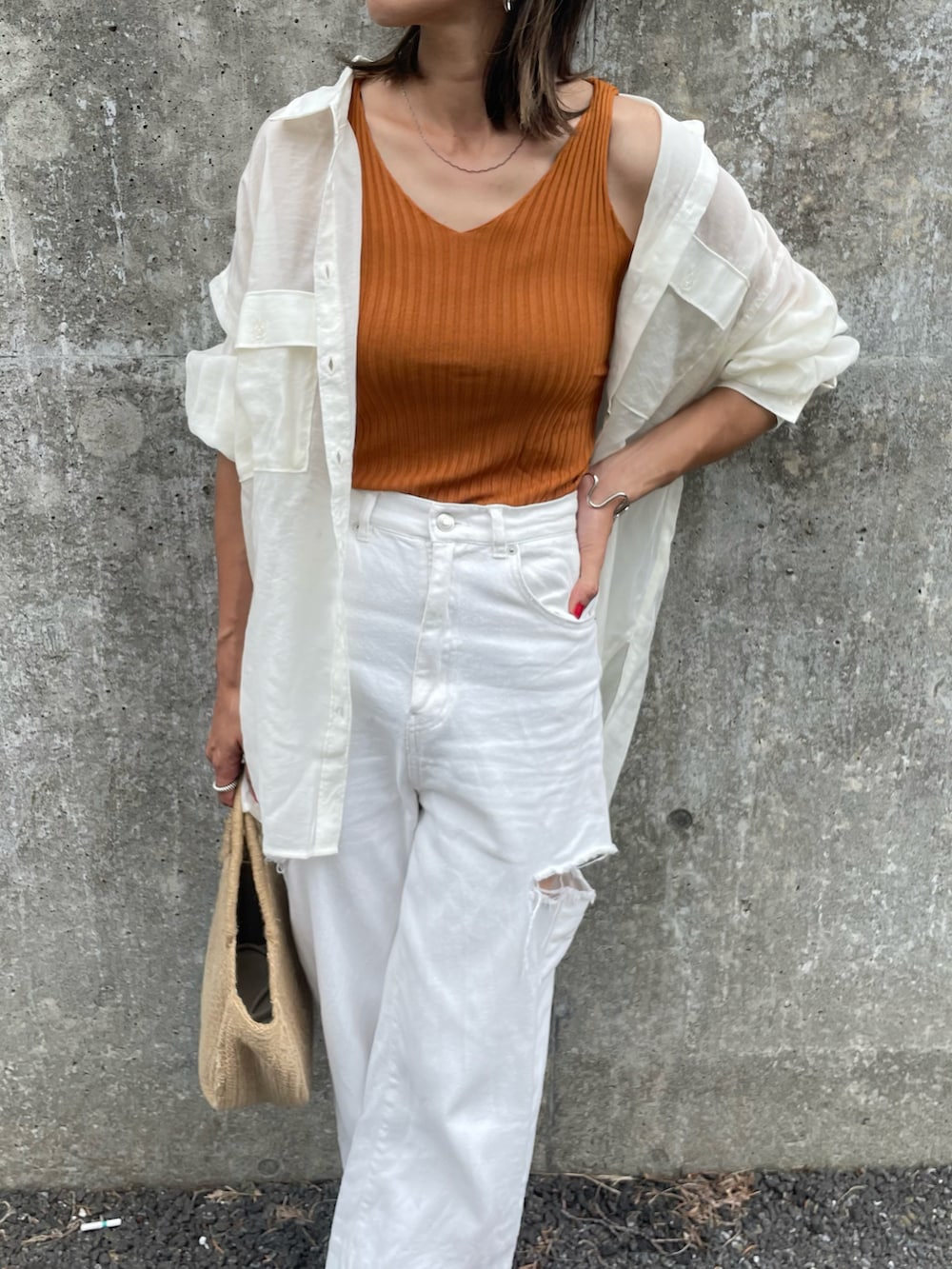 ブラウン系のキャミソール、ホワイト系のシャツ/ブラウス、ホワイト系のデニムパンツを着用したレディースの夏コーディネートの3枚目の写真