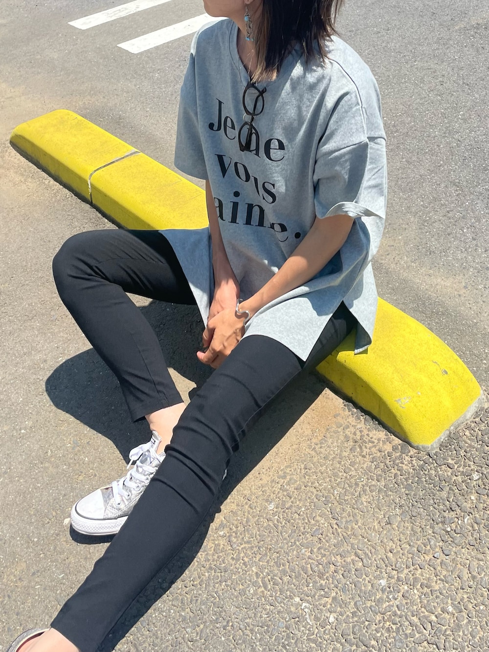 「大人カジュアル、Tシャツ、ロゴT、スニーカー、シンプルコーデ、夏コーデ、夏だ！Tシャツ着よう！、レギパン、ヘルメット、自転車スタイル、シンプル、シルバーシューズ、モノトーン、お洒落さんとつながりたい、プチプラコーデ」｜「copineのロゴプリントビッグT（グレー）（Tシャツ/カットソー、グレー系）」を使った、ayaさん（レディース・161cm）の夏コーディネートの2枚目の写真