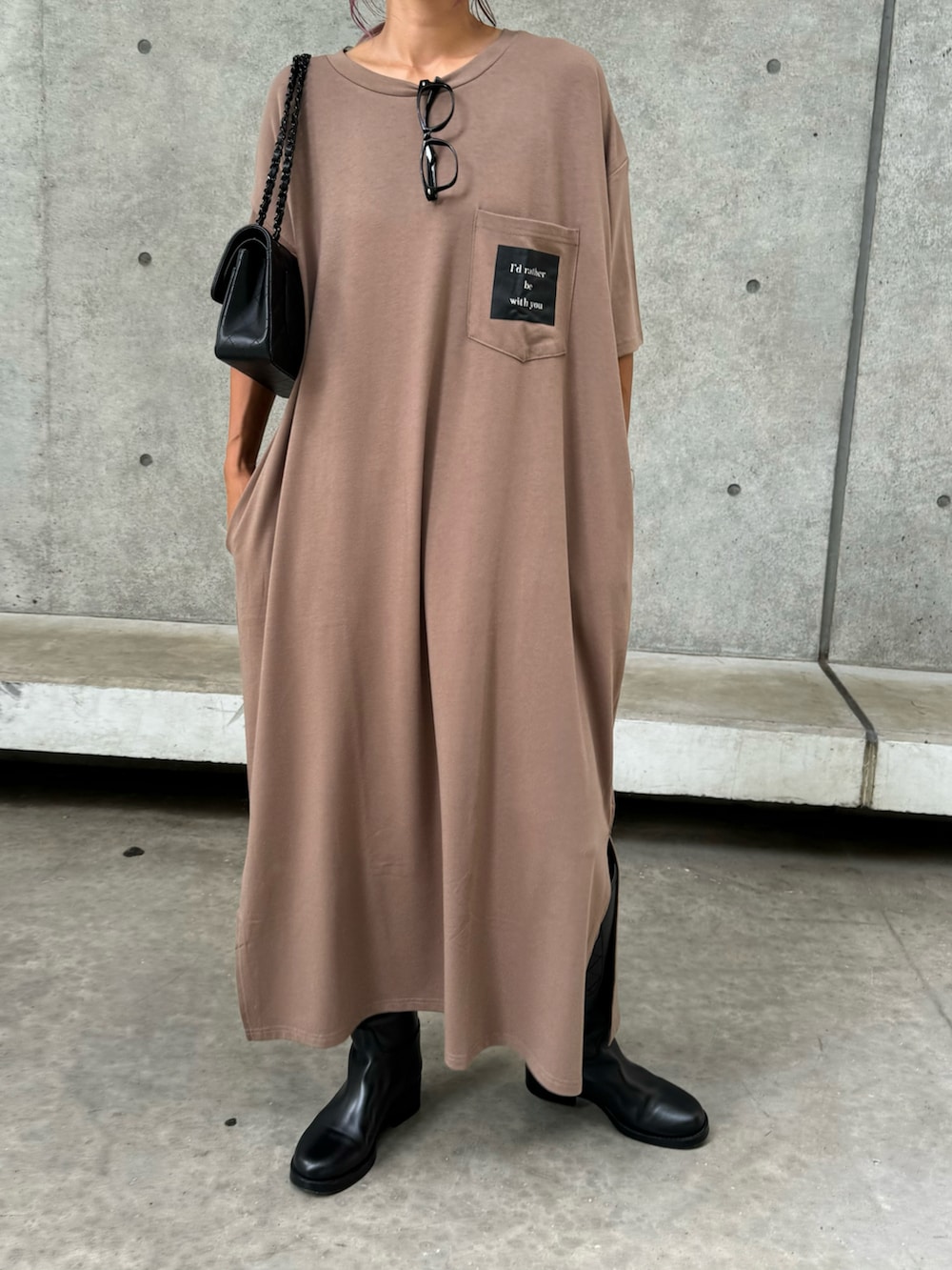 ブラウン系のシャツ/ブラウス、ベージュ系のワンピース、ブラック系のショルダーバッグを着用したレディースの秋コーディネートの4枚目の写真