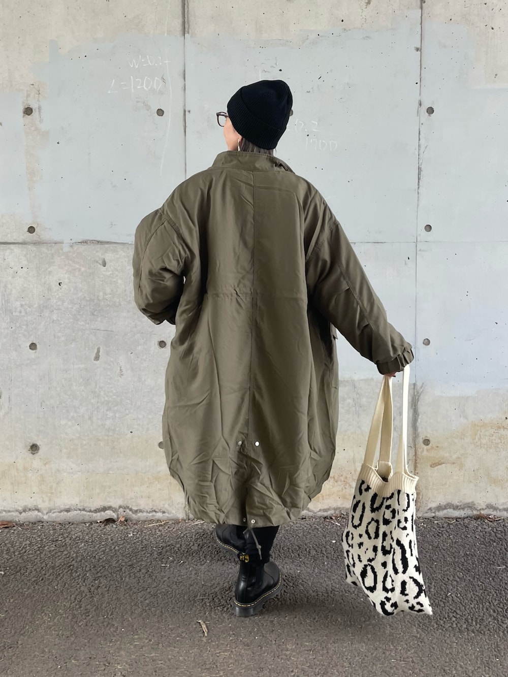 ベージュ系のスウェット、グリーン系のモッズコート、ブラック系のその他パンツを着用したレディースの秋コーディネートの3枚目の写真