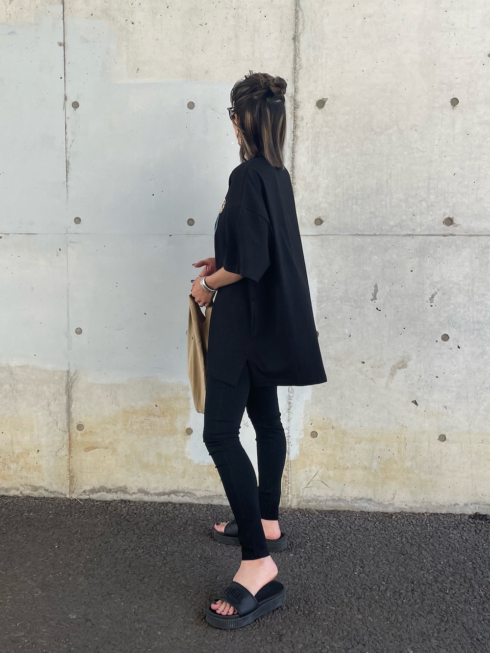 ブラック系のTシャツ/カットソー、ブラック系のその他パンツ、その他のエコバッグ/サブバッグを着用したレディースの夏コーディネートの2枚目の写真