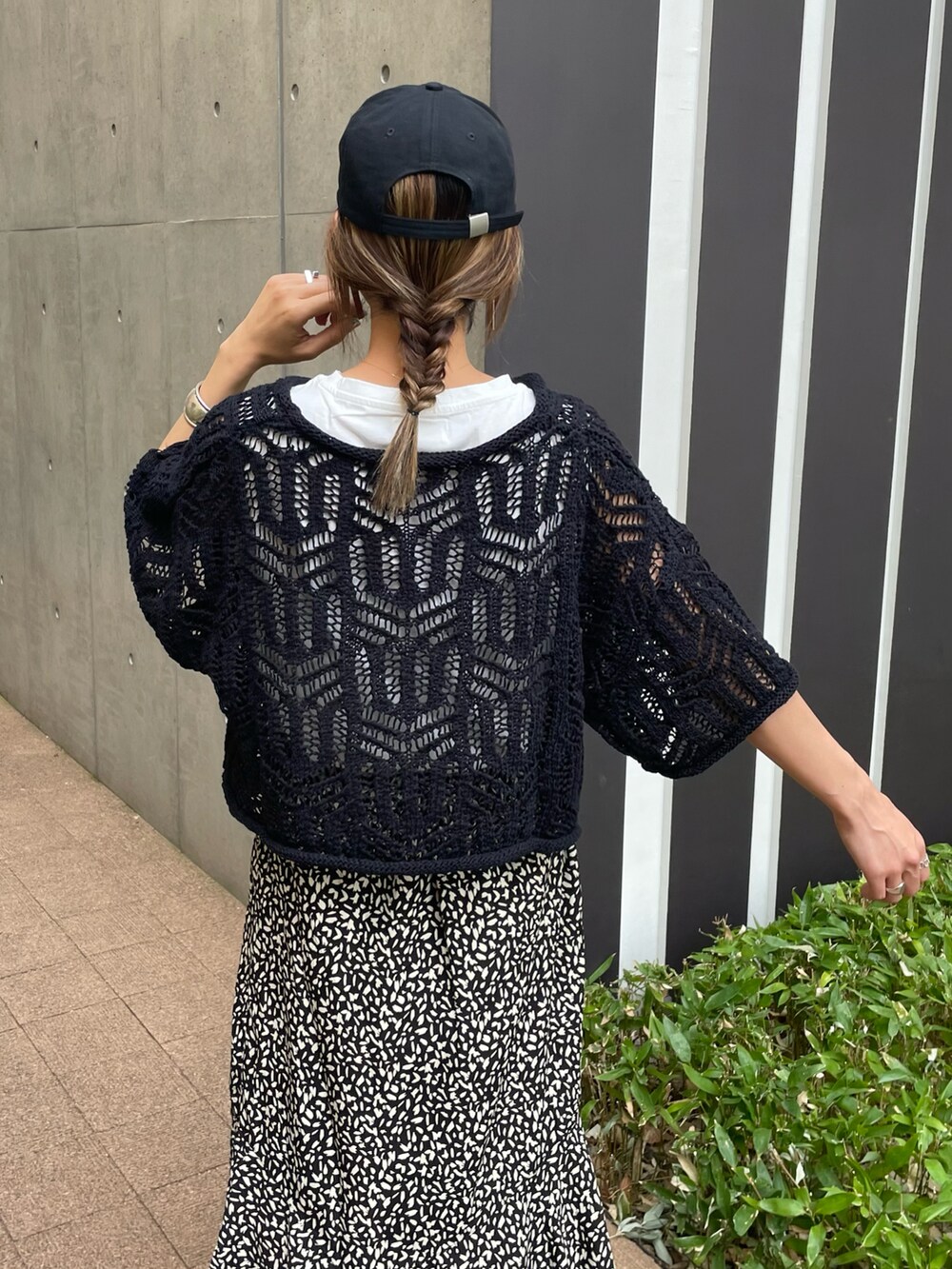 ブラック系のニット/セーター、その他のTシャツ/カットソー、ブラック系のスカートを着用したレディースの春コーディネートの5枚目の写真