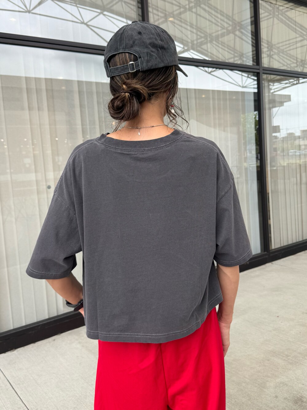 グレー系のスニーカー、グレー系のTシャツ/カットソー、レッド系のその他パンツを着用したレディースの夏コーディネートの5枚目の写真