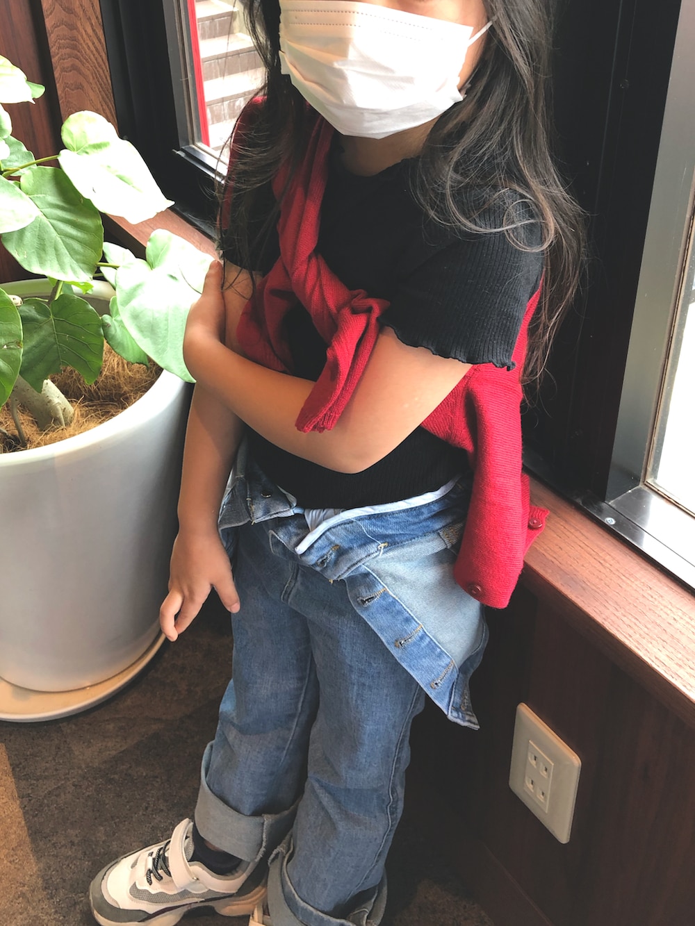 ブルー系のサロペット/オーバーオール、ブラック系のTシャツ/カットソー、レッド系のカーディガン/ボレロを着用したキッズの春コーディネートの2枚目の写真