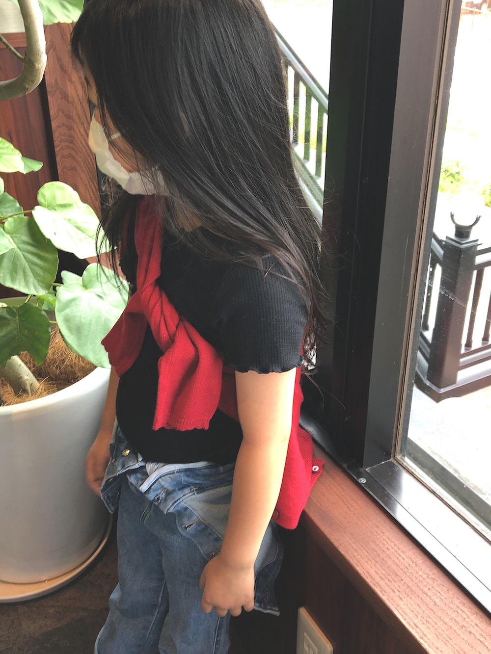 ブルー系のサロペット/オーバーオール、ブラック系のTシャツ/カットソー、レッド系のカーディガン/ボレロを着用したキッズの春コーディネートの3枚目の写真