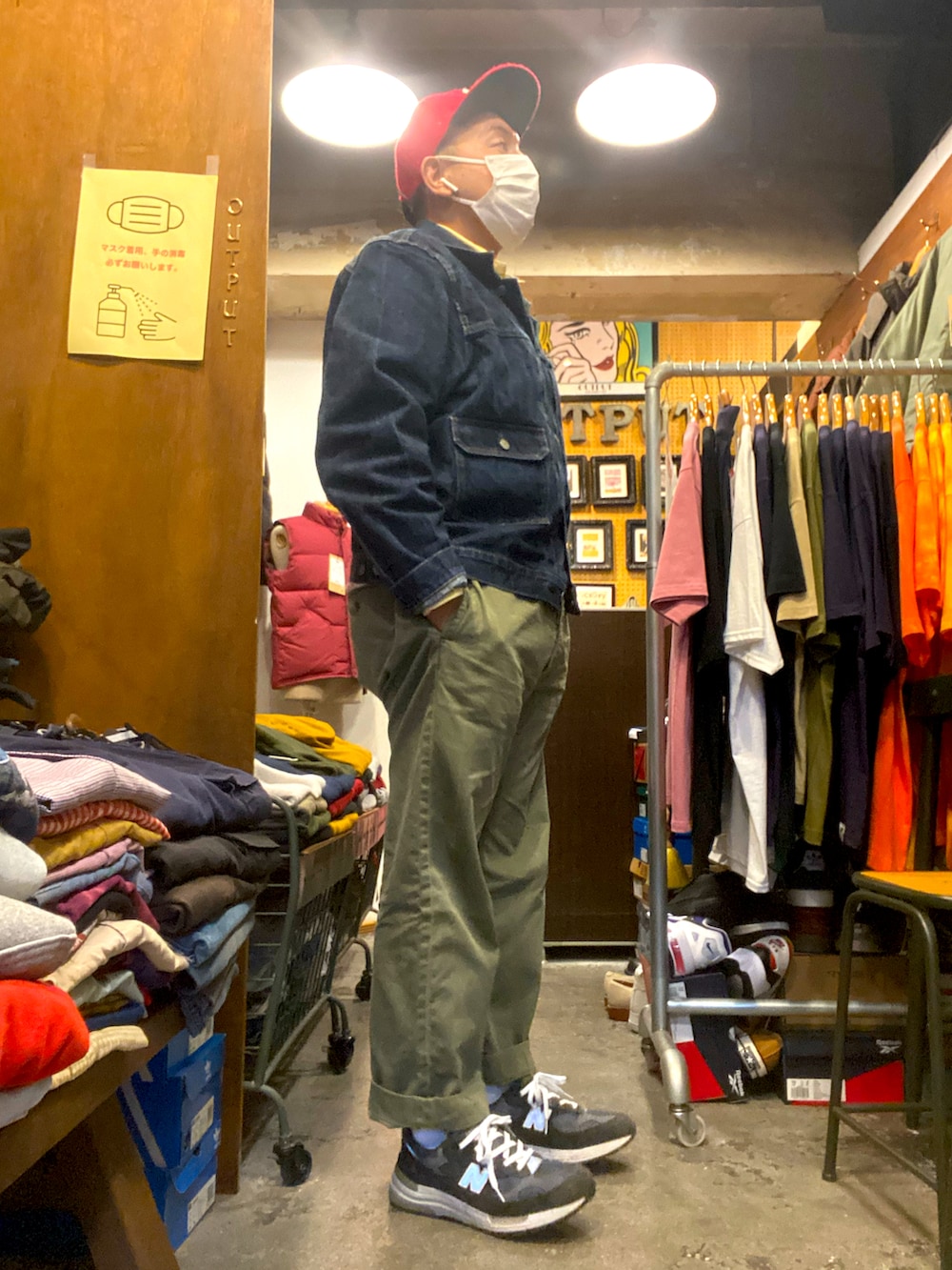イエロー系のシャツ/ブラウス、ブルー系のデニムジャケット、グリーン系のチノパンツを着用したメンズの秋コーディネートの2枚目の写真
