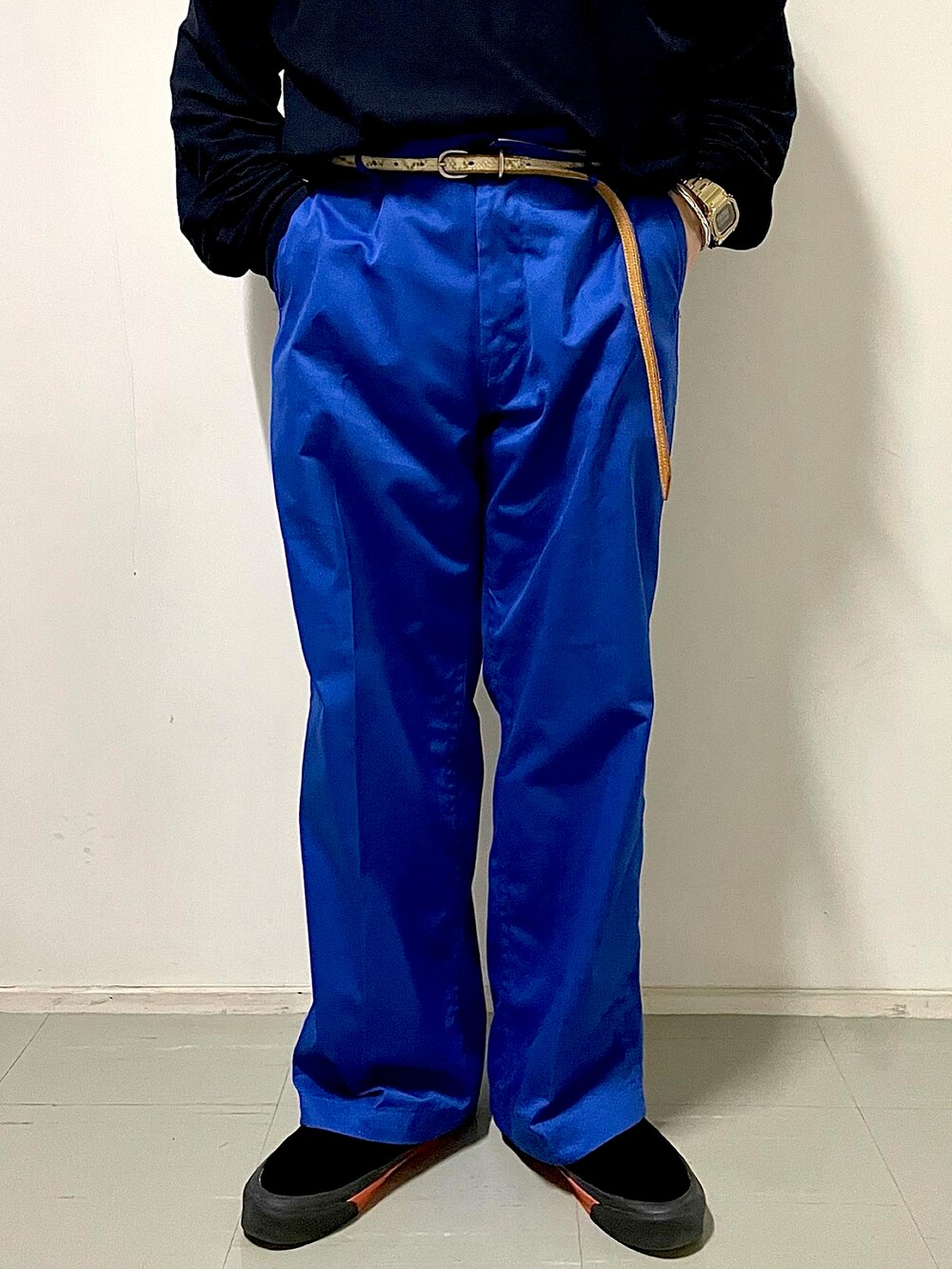 ブルー系のチノパンツ、ブルー系のTシャツ/カットソー、ブラック系のスニーカーを着用したメンズの春コーディネートの3枚目の写真