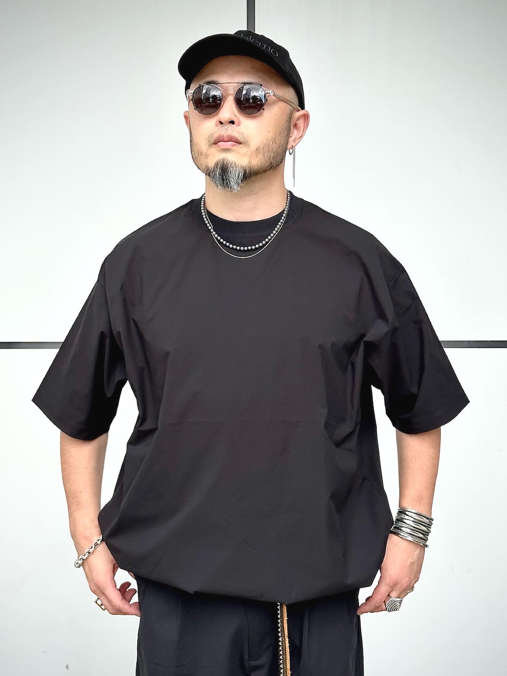 「夏コーデ、ビッグシルエット、シンプルコーデ、ストリート、ワントーンコーデ、ブラック、キャップ、スラックス、スニーカー、サングラス、シルバーアクセサリー、クロップドパンツ、ワイドパンツ、オトナカジュアル、大人カジュアル」｜「NIKEのアイテム（スニーカー、ブラック系）」を使った、Yoshihito Hayashiさん（メンズ・170cm）の夏コーディネートの2枚目の写真
