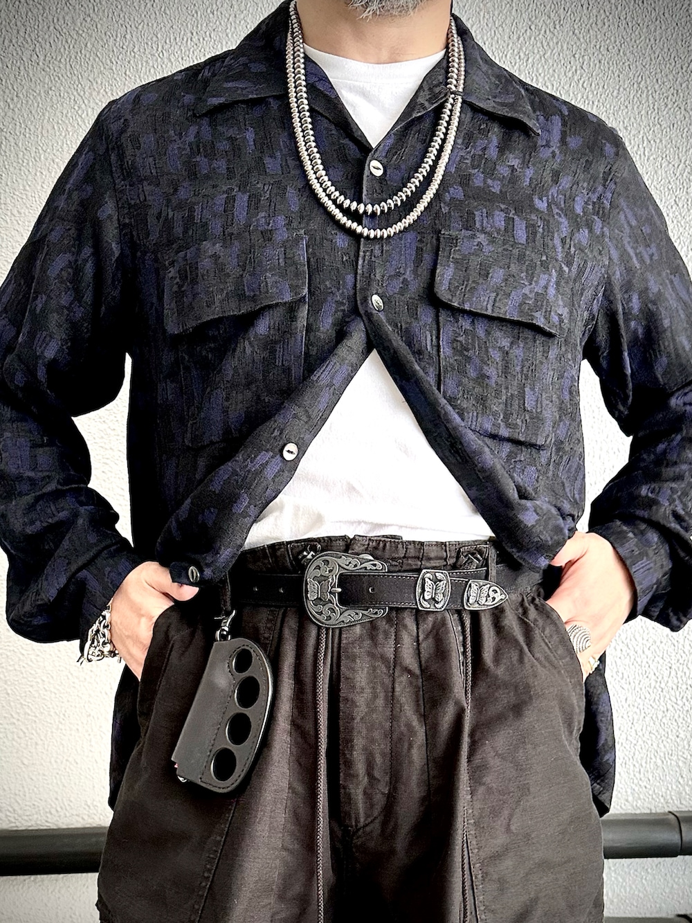 パープル系のジャケット/アウター、ブラック系のシャツ/ブラウス、ブラック系のカーゴパンツを着用したメンズの夏コーディネートの5枚目の写真