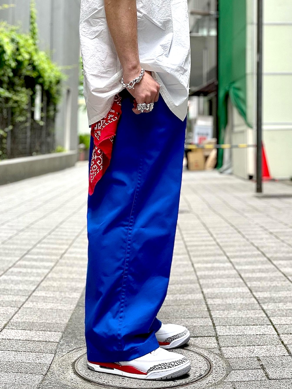ブルー系のチノパンツ、ホワイト系のスニーカー、ホワイト系のシャツ/ブラウスを着用したメンズの春コーディネートの4枚目の写真