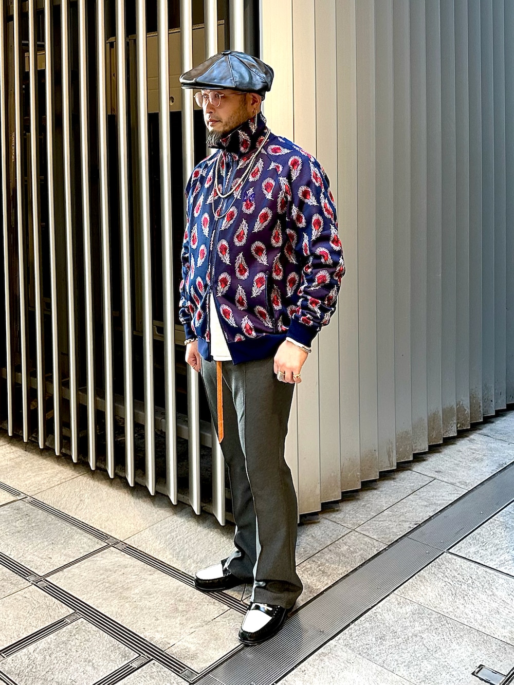 グリーン系のモッズコート、ブラック系のブルゾン、ブルー系のジャージを着用したメンズの秋コーディネートの3枚目の写真