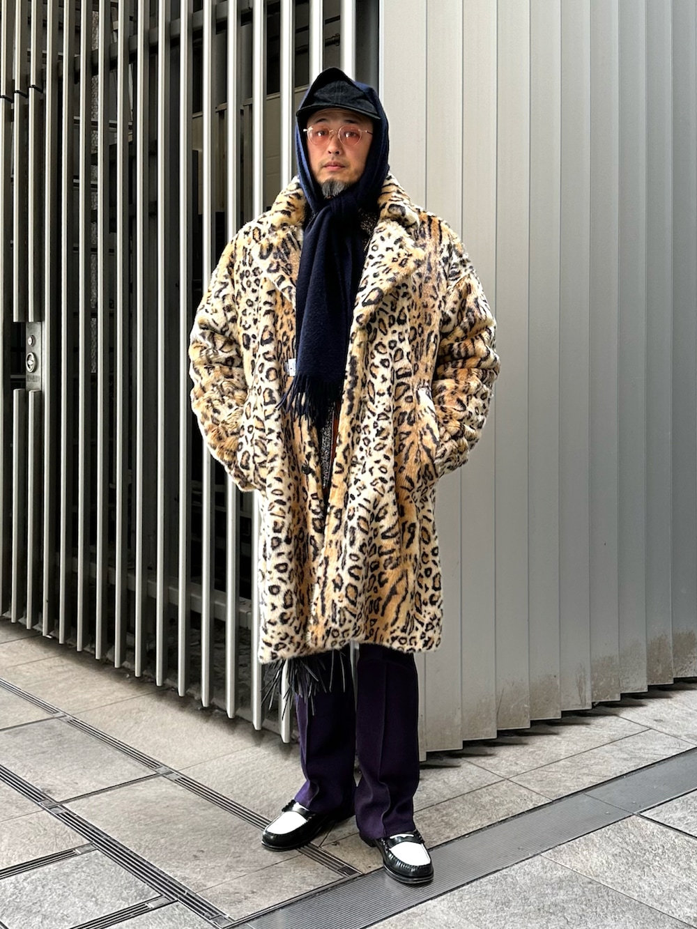 その他のローファー、パープル系のその他パンツ、グレー系のブルゾンを着用したメンズの冬コーディネートの3枚目の写真