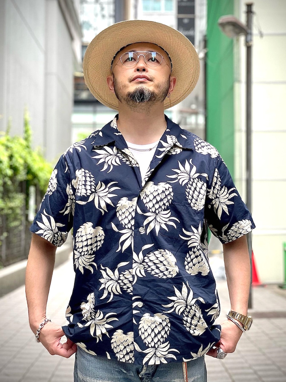 ブルー系のデニムパンツ、ブラック系のその他シューズ、ブルー系のテーラードジャケットを着用したメンズの春コーディネートの4枚目の写真