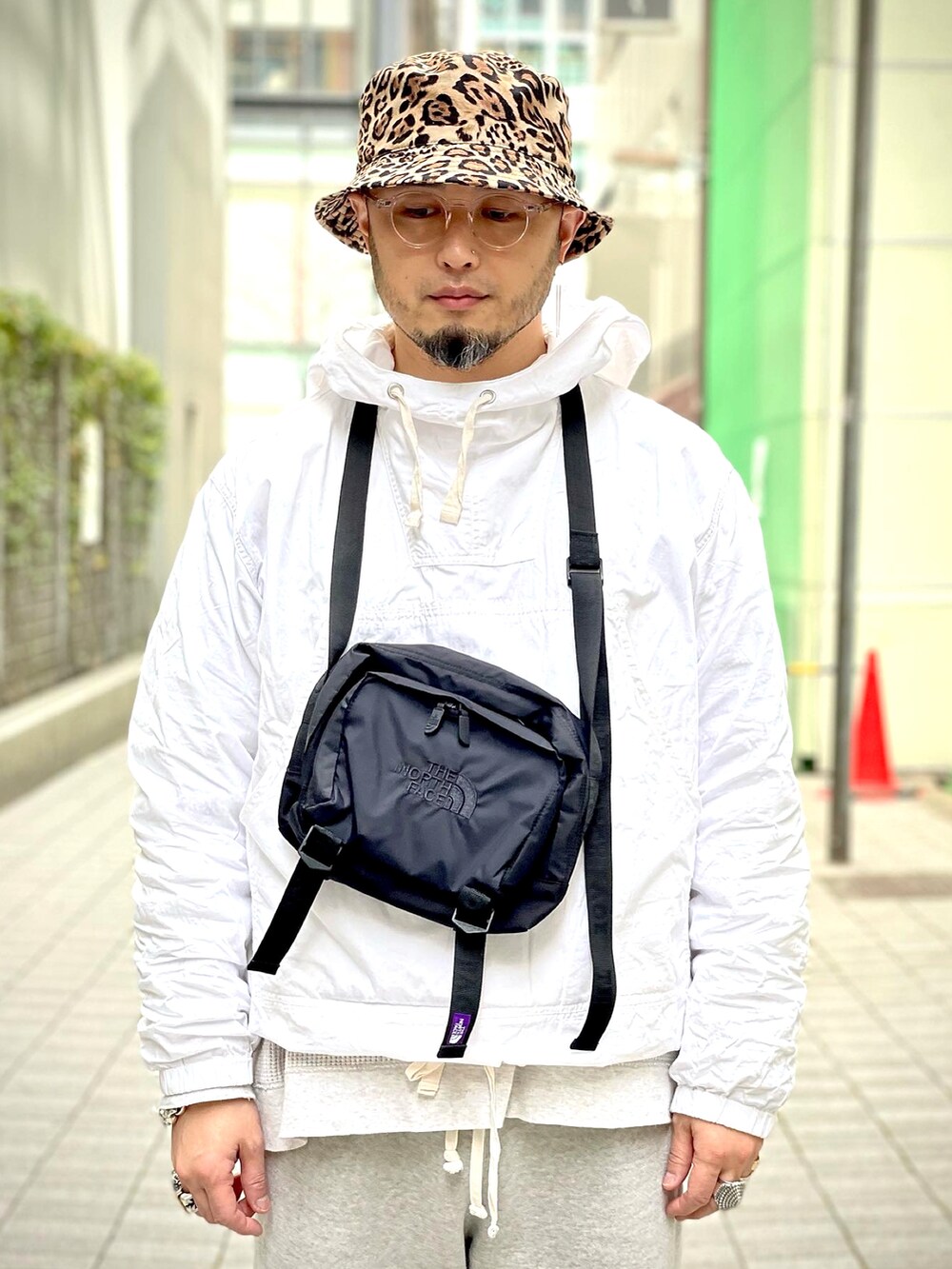 グレー系のスウェットパンツ、ホワイト系のスニーカー、ベージュ系のTシャツ/カットソーを着用したメンズの春コーディネートの3枚目の写真