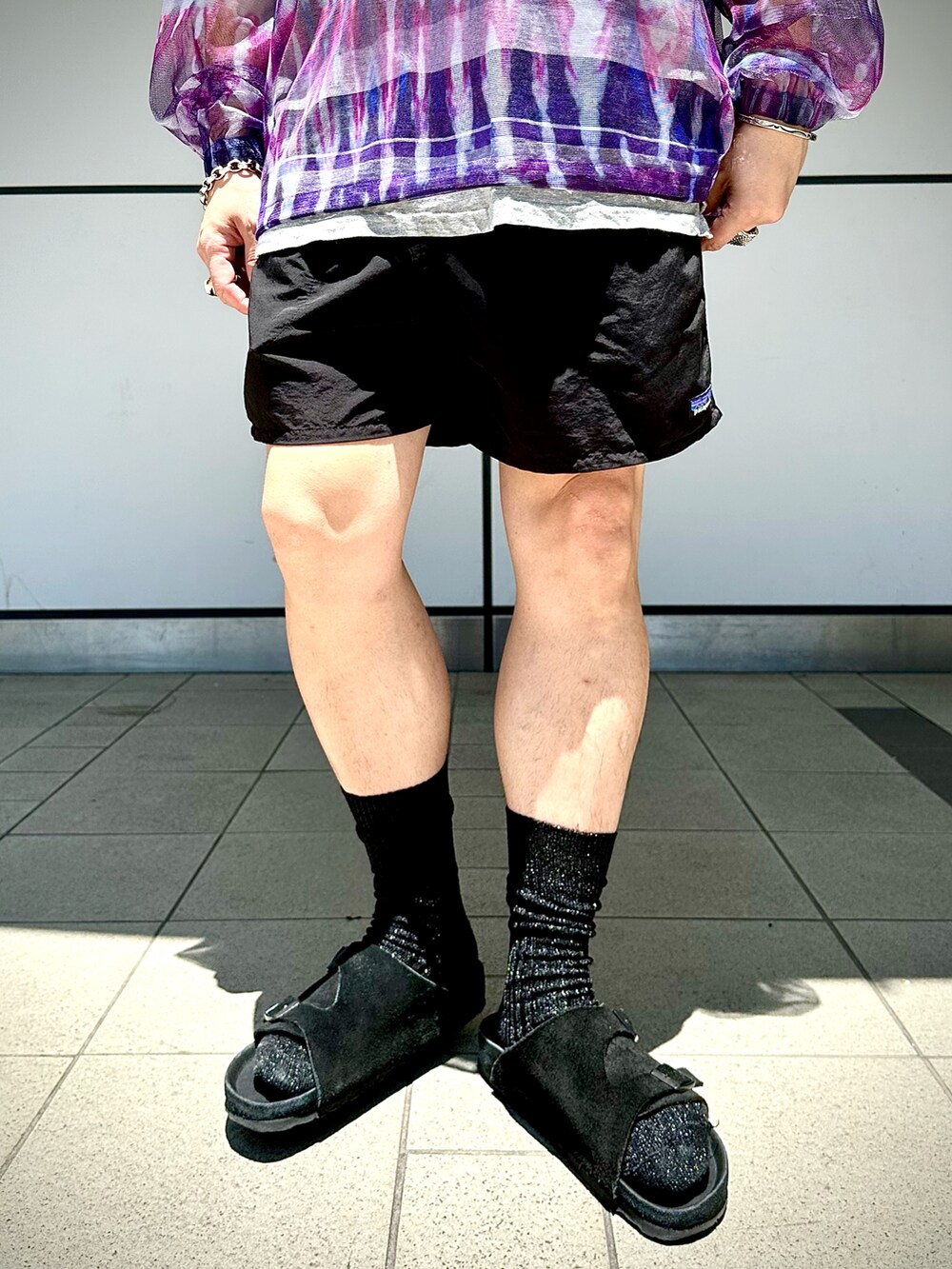 「オトナカジュアル、シンプルスタイル、カジュアルコーデ、夏コーデ、大人カジュアル、ハーフパンツ、レイヤードスタイル、ハット、サンダル、patagonia、ARC'TERYX、シルバーアクセサリー、レザーネックレス、ラフ、パープル」｜「patagoniaの【Patagonia/パタゴニア】Baggies Shorts-5 in./バギーズ ショーツ 5インチ（その他パンツ、ブラック系）」を使った、Yoshihito Hayashiさん（メンズ・170cm）の夏コーディネートの4枚目の写真