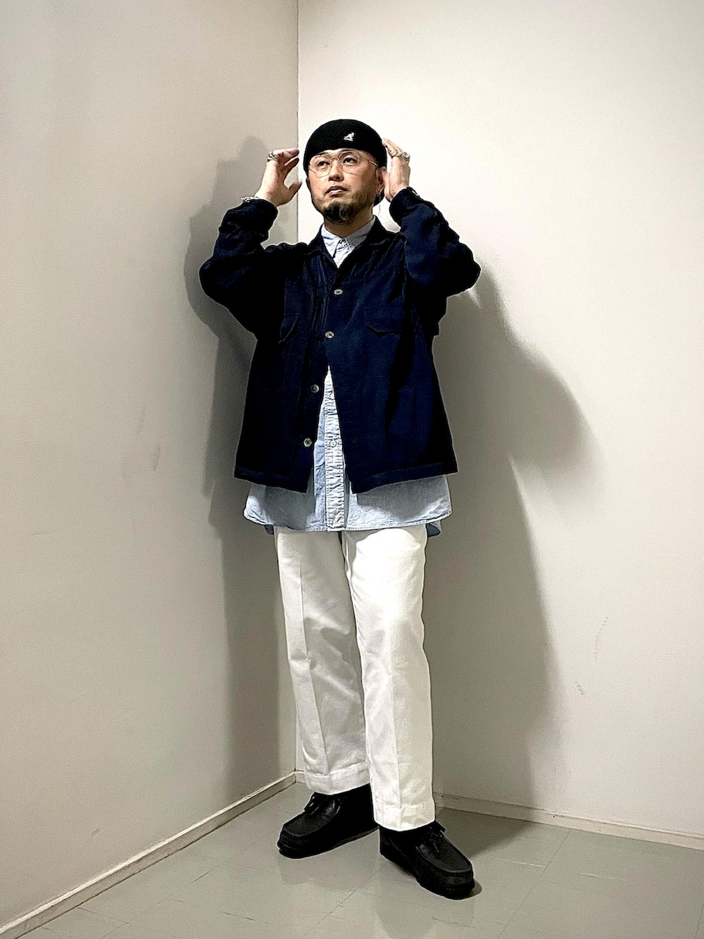 ホワイト系のその他パンツ、ブラック系のブーツ、ブルー系のジャケット/アウターを着用したメンズの春コーディネートの2枚目の写真