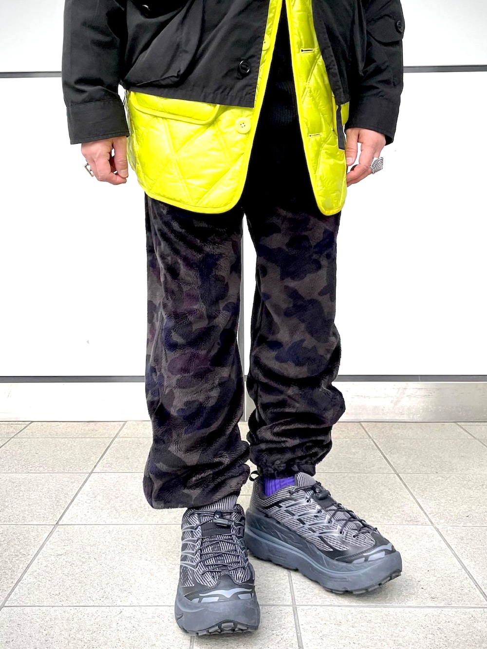 ブラック系のブルゾン、イエロー系のベスト、その他のパンツを着用したメンズの秋コーディネートの5枚目の写真