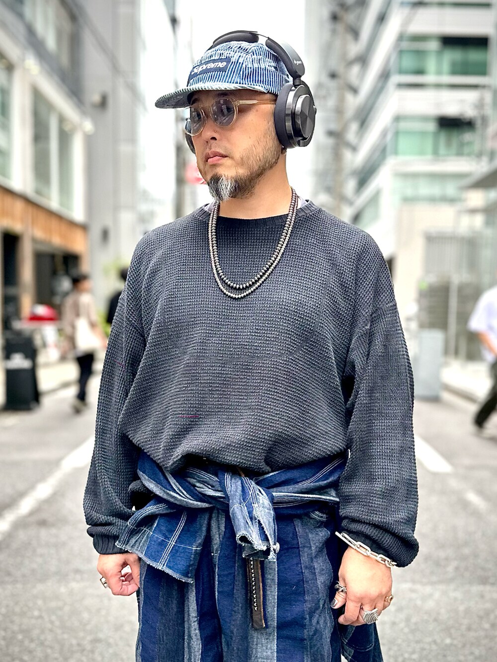その他のローファー、ブルー系のデニムパンツ、ブラック系のニット/セーターを着用したメンズの秋コーディネートの3枚目の写真