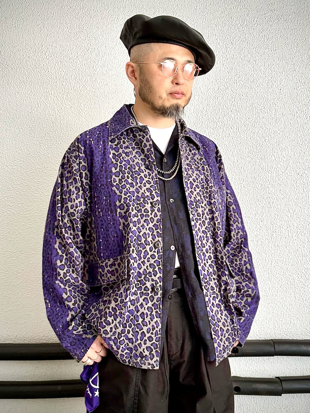 パープル系のジャケット/アウター、ブラック系のシャツ/ブラウス、ブラック系のカーゴパンツを着用したメンズの夏コーディネートの2枚目の写真