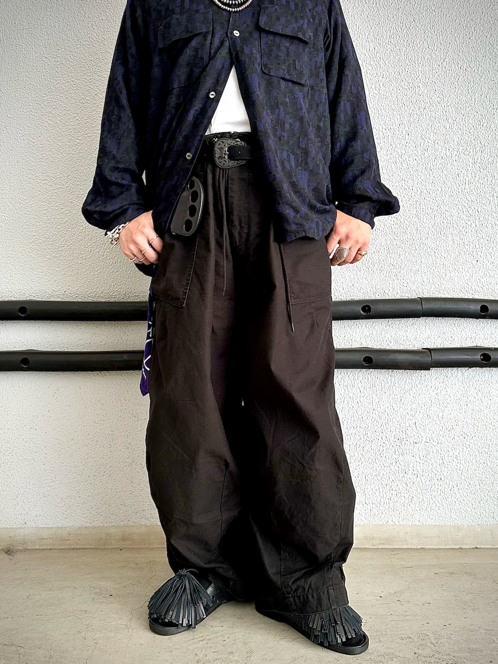 パープル系のジャケット/アウター、ブラック系のシャツ/ブラウス、ブラック系のカーゴパンツを着用したメンズの夏コーディネートの3枚目の写真