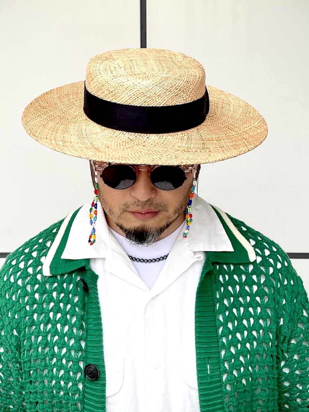 「春コーデ、シンプルコーデ、大人カジュアル、オトナカジュアル、シンプルスタイル、ハット、シャツ、カーディガン、トラックパンツ、サボ、レイヤードスタイル、シルバーアクセサリー、NEEDLES、グリーン、ピンク」｜「Needlesのアイテム（パンツ、ピンク系）」を使った、Yoshihito Hayashiさん（メンズ・170cm）の春コーディネートの5枚目の写真