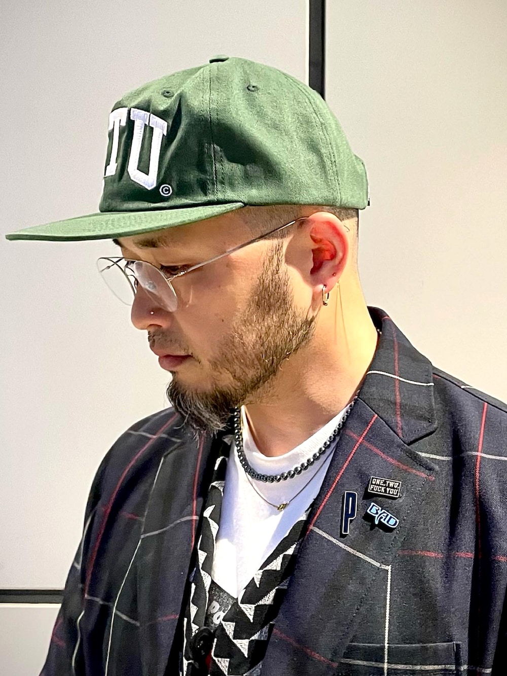 「春コーデ、シンプルコーデ、シンプル、スニーカーコーデ、大人コーデ、デニムコーデ、ジャケット、フレアデニム、キャップ、レイヤードスタイル、SALOMON、Levi's、stussy、メガネ男子、ジーンズ」｜「Levisのアイテム（デニムパンツ、ブルー系）」を使った、Yoshihito Hayashiさん（メンズ・170cm）の春コーディネートの5枚目の写真