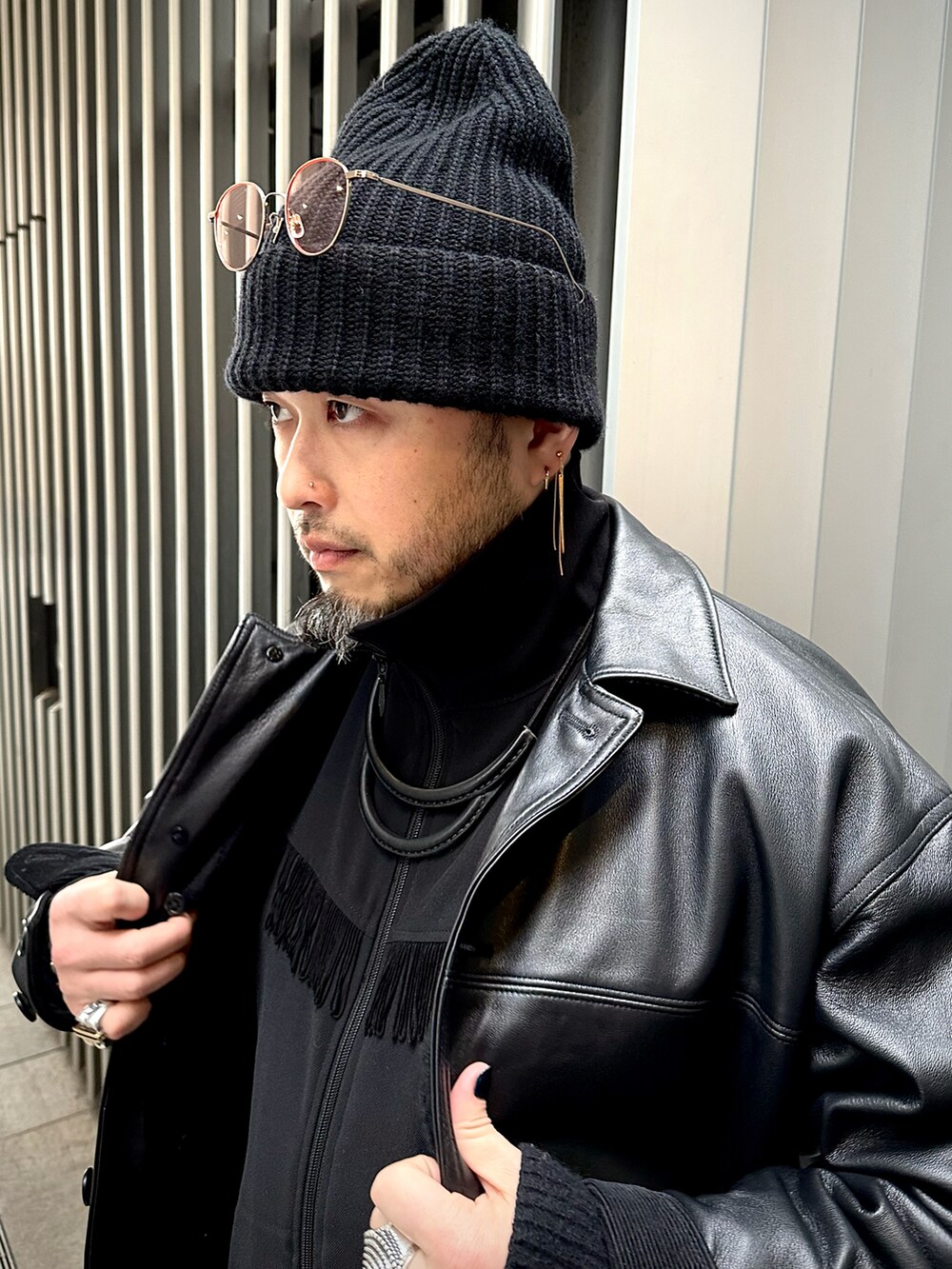 「冬を彩る色いろコーデ、冬コーデ、ジャケットスタイル、レザージャケット、トラックジャケット、トラックパンツ、フレアパンツ、スニーカー、シルバーアクセサリー、レザー、サングラス、NEEDLES、NIKE、オトナカジュアル、大人カジュアル」｜「Needlesのアイテム（パンツ、ピンク系）」を使った、Yoshihito Hayashiさん（メンズ・170cm）の冬コーディネートの5枚目の写真