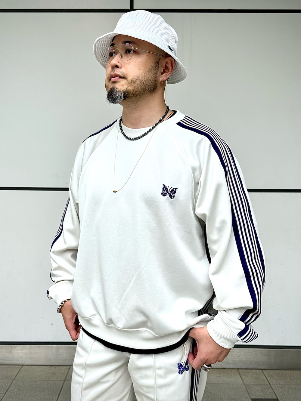 「夏コーデ、シンプルスタイル、大人コーデ、ストリート、ビッグシルエット、ワイドパンツ、トラックパンツ、ジャージ、セットアップ、ホワイトコーデ、ホワイト、NEEDLES、adidas originals、メガネ男子、シルバーアクセサリー」｜「Needlesのアイテム（パンツ、ホワイト系）」を使った、Yoshihito Hayashiさん（メンズ・170cm）の春コーディネートの3枚目の写真
