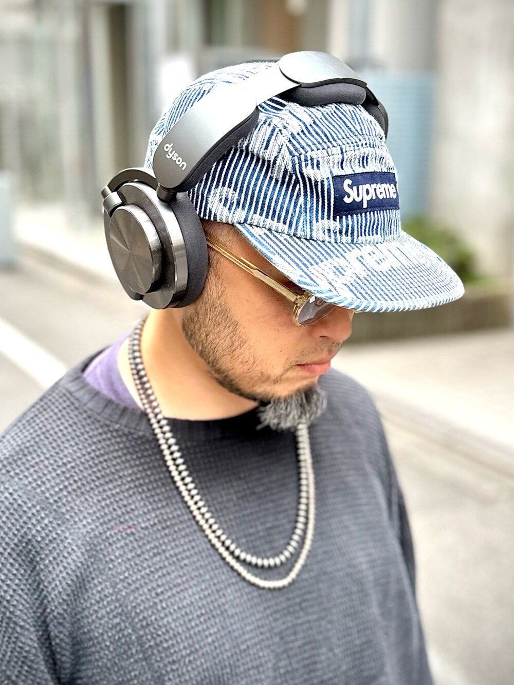 その他のローファー、ブルー系のデニムパンツ、ブラック系のニット/セーターを着用したメンズの秋コーディネートの5枚目の写真