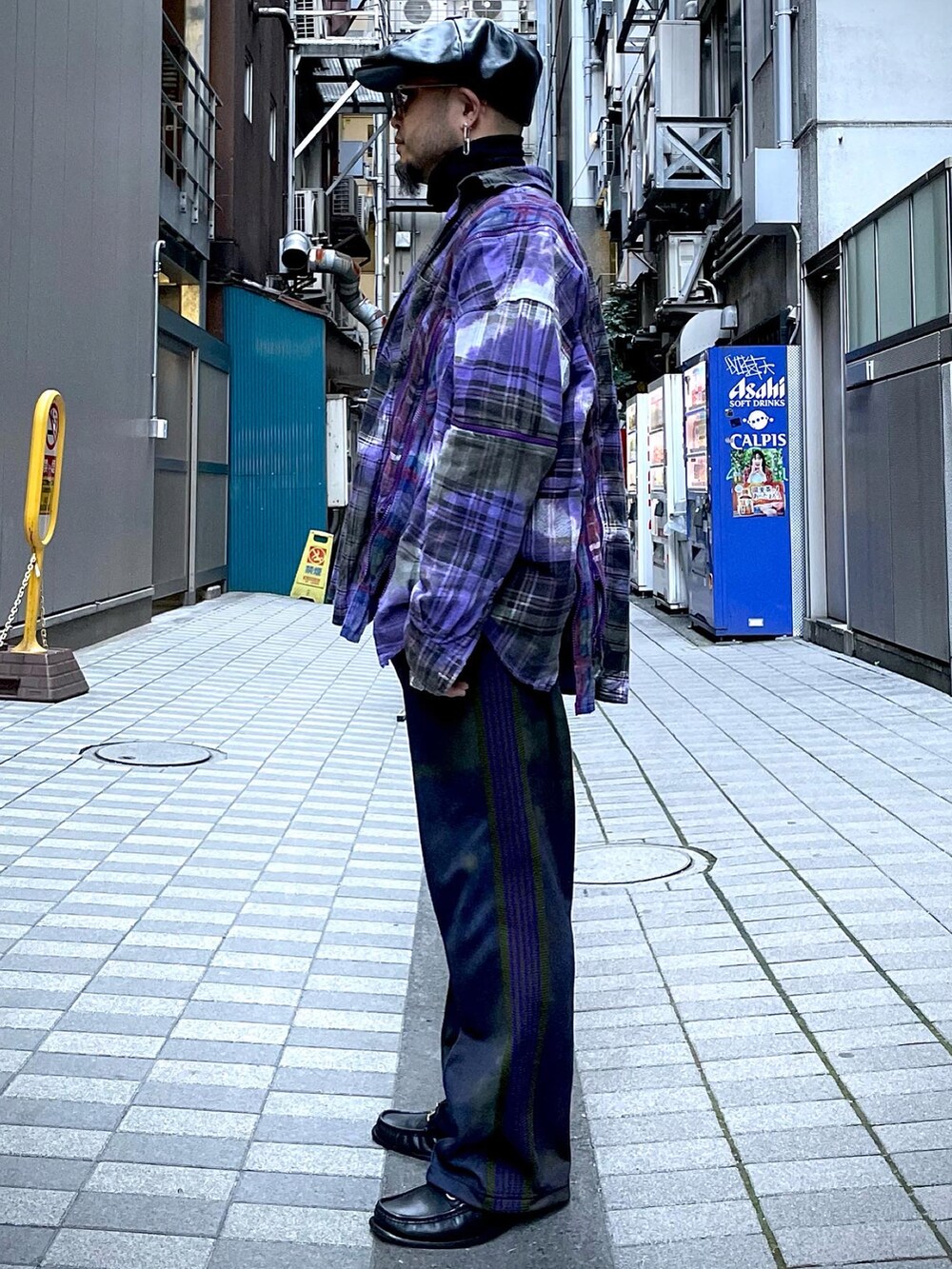 その他のシャツ/ブラウス、パープル系のトップス、その他のパンツを着用したメンズの冬コーディネートの2枚目の写真