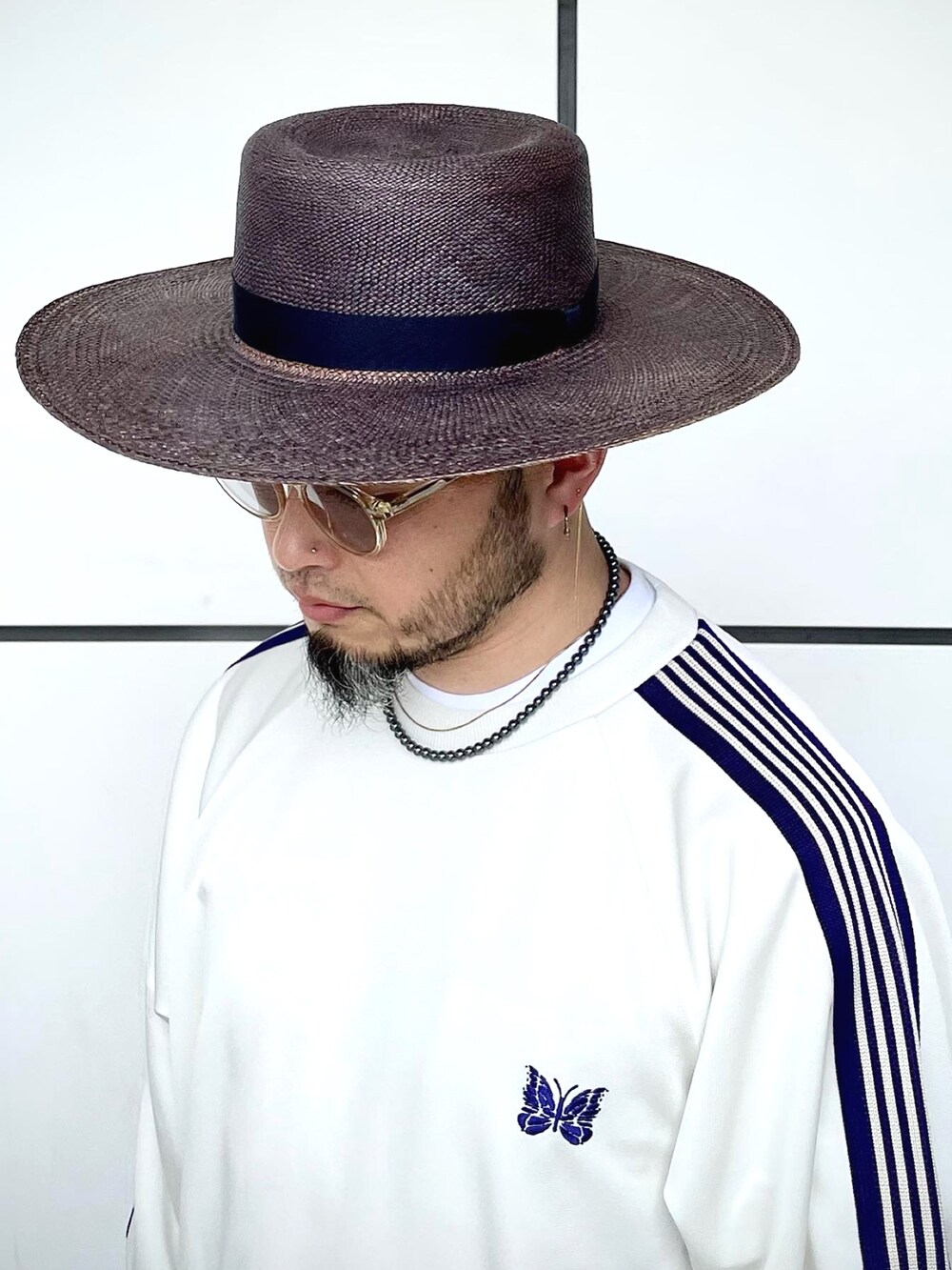 「オトナカジュアル、シンプルコーデ、春夏コーデ、フレアパンツ、エプロン、ハット、サングラス、レイヤードスタイル、スニーカー、NEEDLES、ホワイトコーデ、パープル、シルバーアクセサリー、きれいめカジュアル」｜「International Gallery BEAMSのIG / ストレッチ フレアパンツ（その他パンツ、パープル系）」を使った、Yoshihito Hayashiさん（メンズ・170cm）の春コーディネートの5枚目の写真