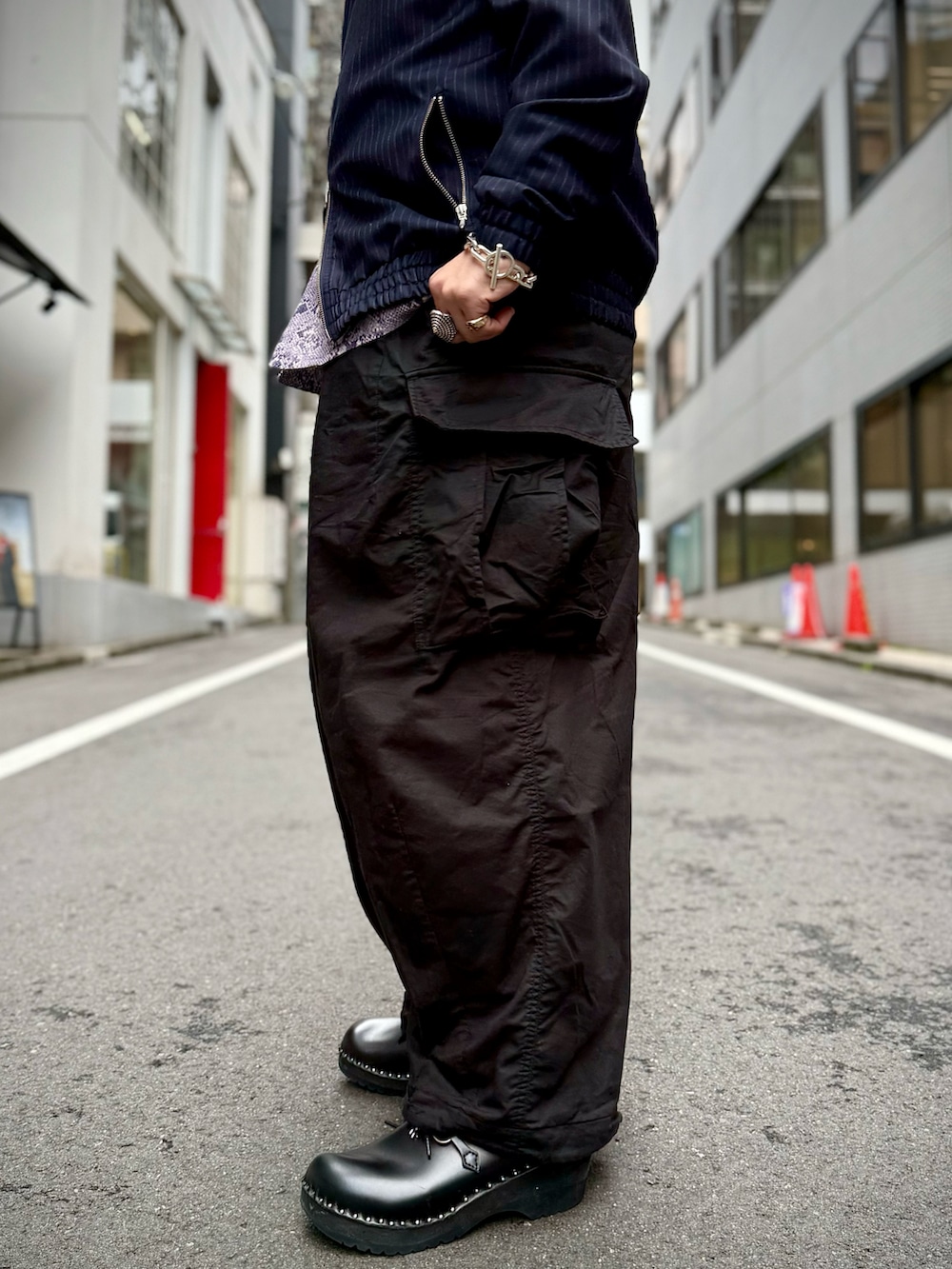 ブラック系のサンダル、ブラック系のカーゴパンツ、ブルー系のジャケット/アウターを着用したメンズの冬コーディネートの4枚目の写真