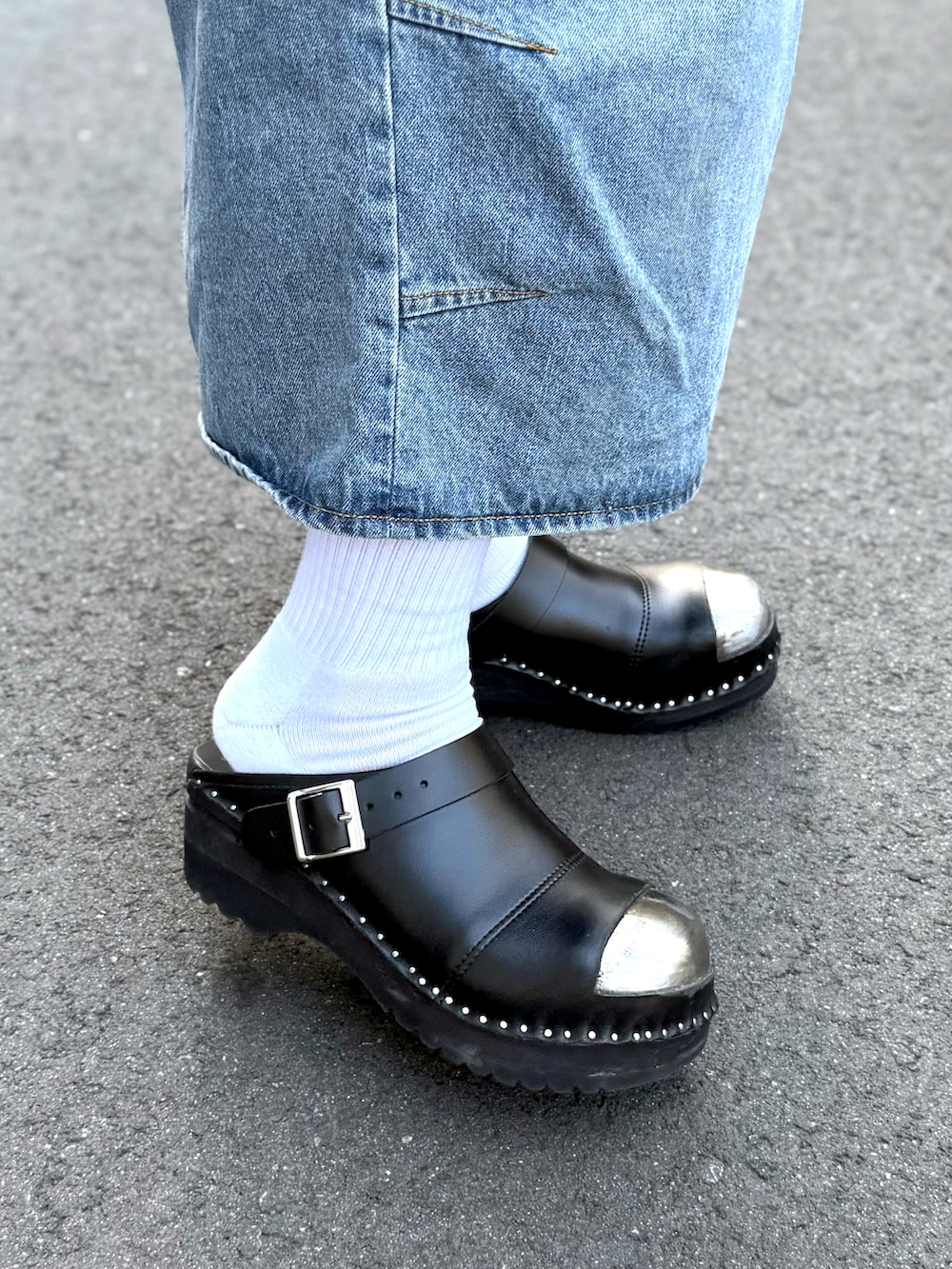 ブラック系のサンダル、ブルー系のデニムパンツ、ブルー系のジャージを着用したメンズの夏コーディネートの5枚目の写真