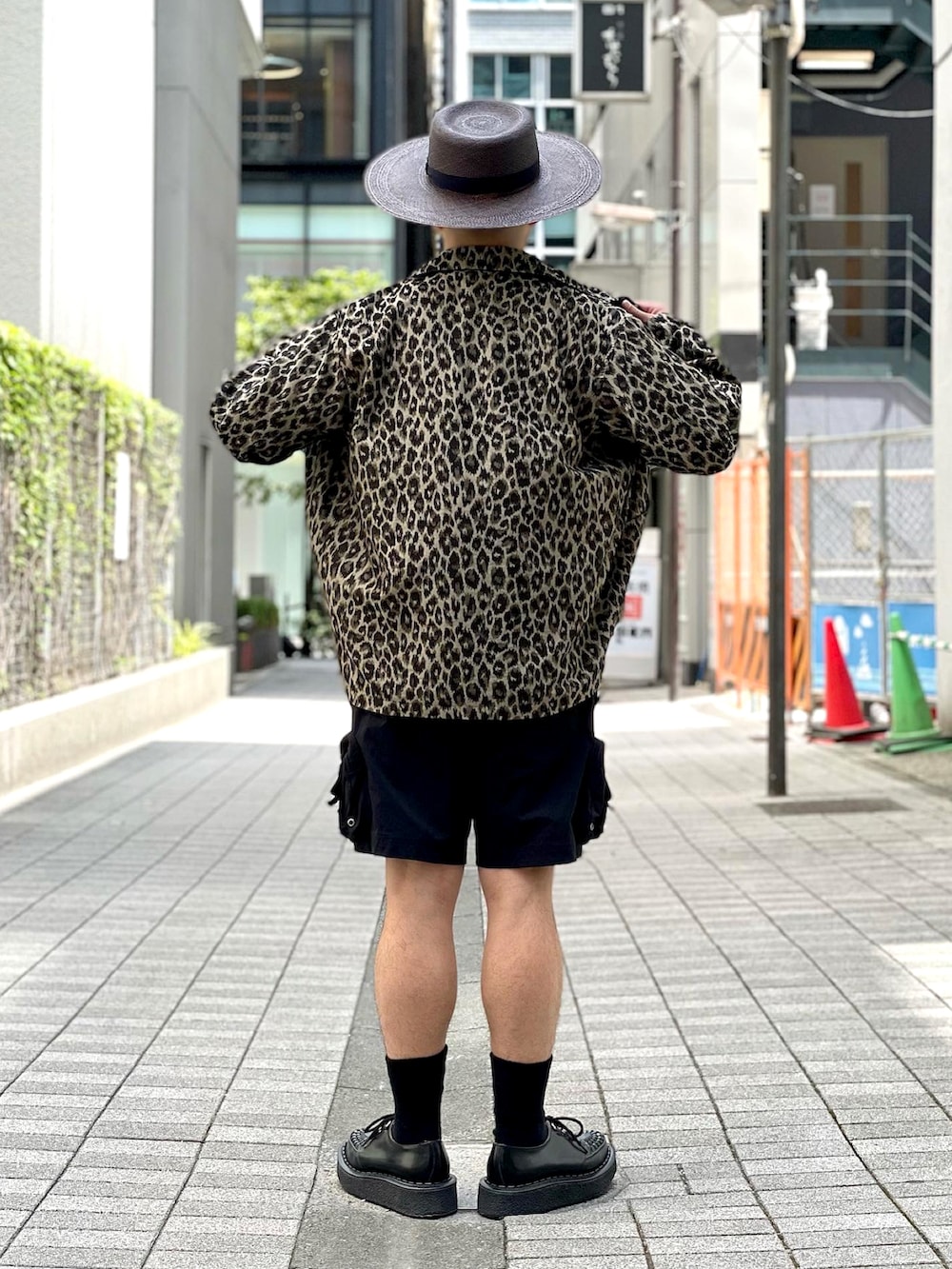 その他のジャケット/アウター、ブラック系のその他パンツ、ブラック系のその他シューズを着用したメンズの夏コーディネートの2枚目の写真