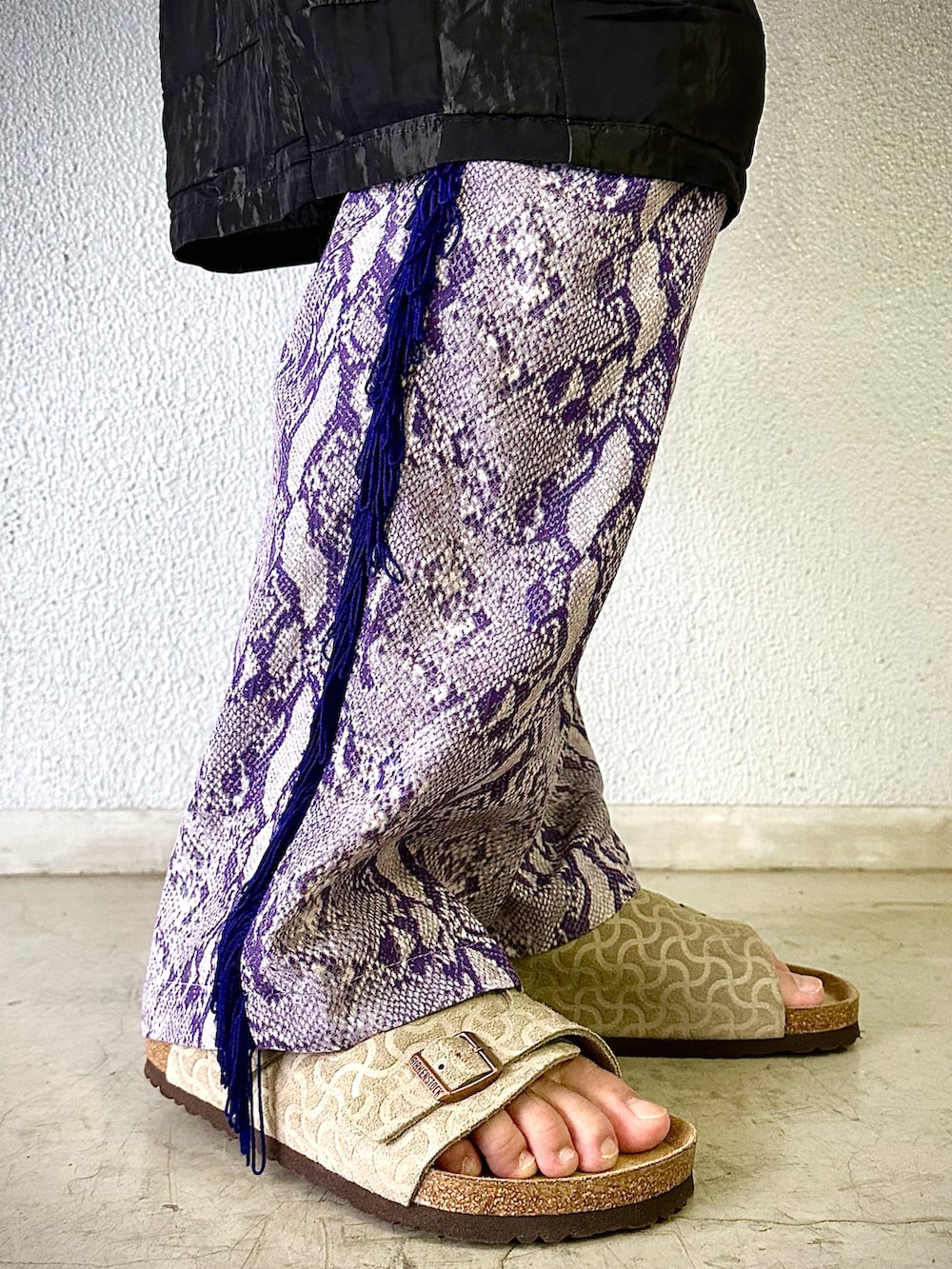 ホワイト系のシャツ/ブラウス、ブラック系のパンツ、パープル系のパンツを着用したメンズの夏コーディネートの4枚目の写真