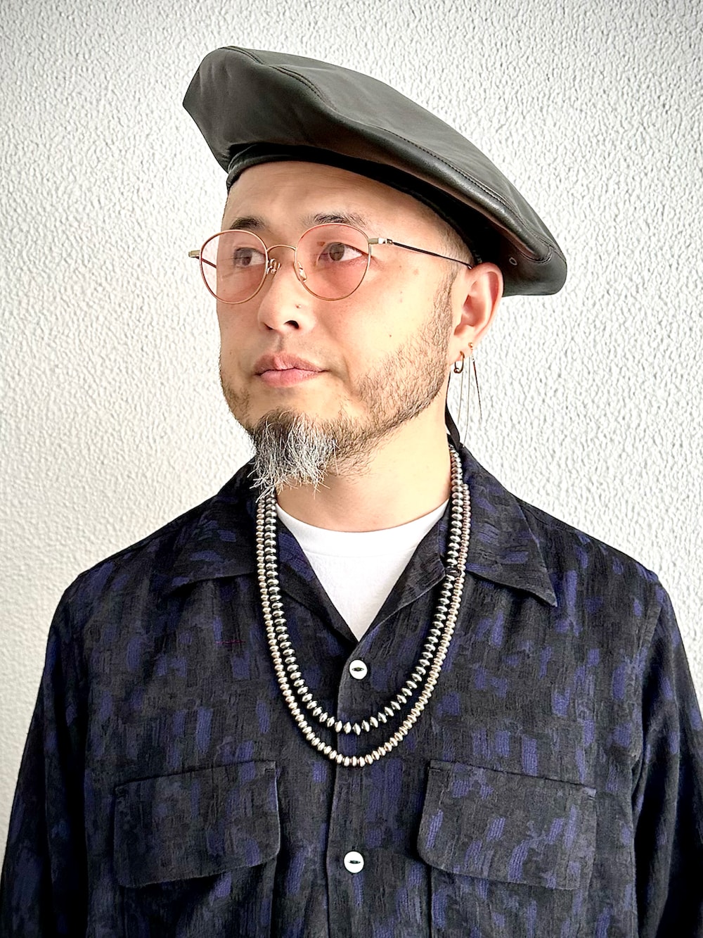 パープル系のジャケット/アウター、ブラック系のシャツ/ブラウス、ブラック系のカーゴパンツを着用したメンズの夏コーディネートの4枚目の写真