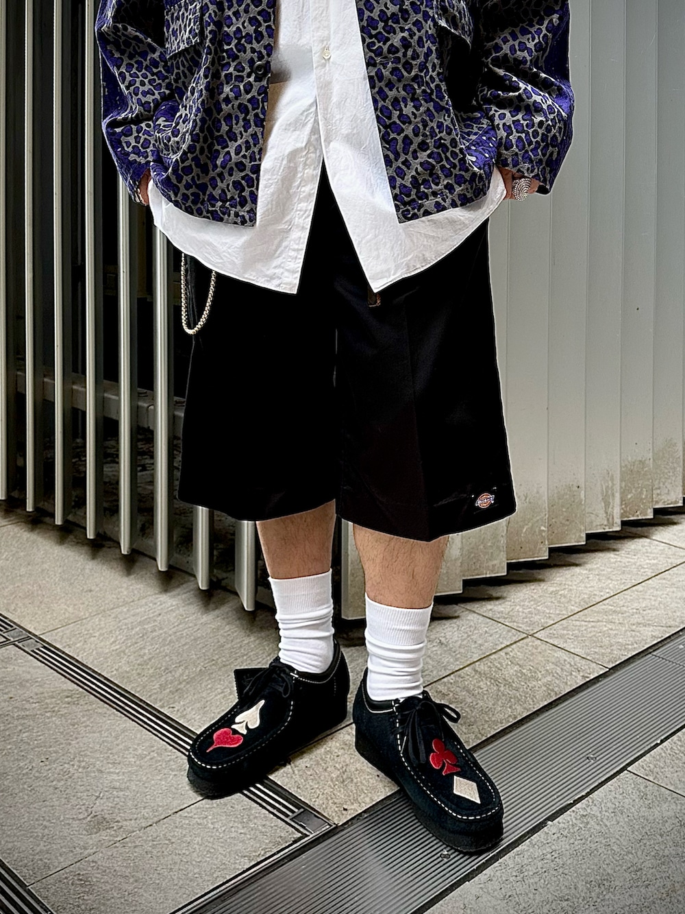 ブラック系のパンツ、ブラック系のシューズ、パープル系のジャケット/アウターを着用したメンズの秋コーディネートの4枚目の写真