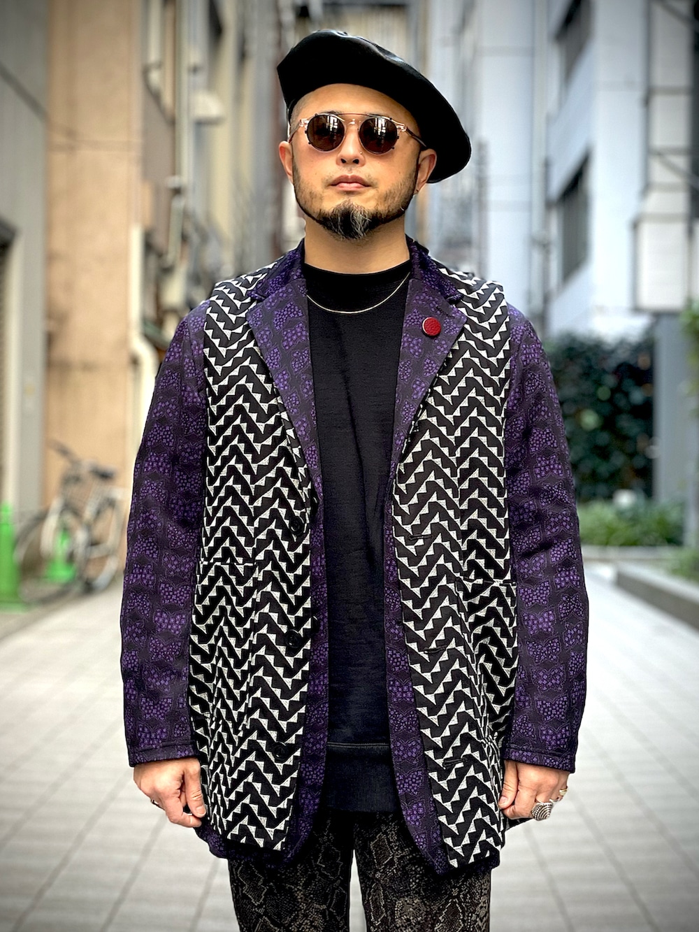 その他のパンツ、ブラック系のブーツ、パープル系のテーラードジャケットを着用したメンズの冬コーディネートの4枚目の写真