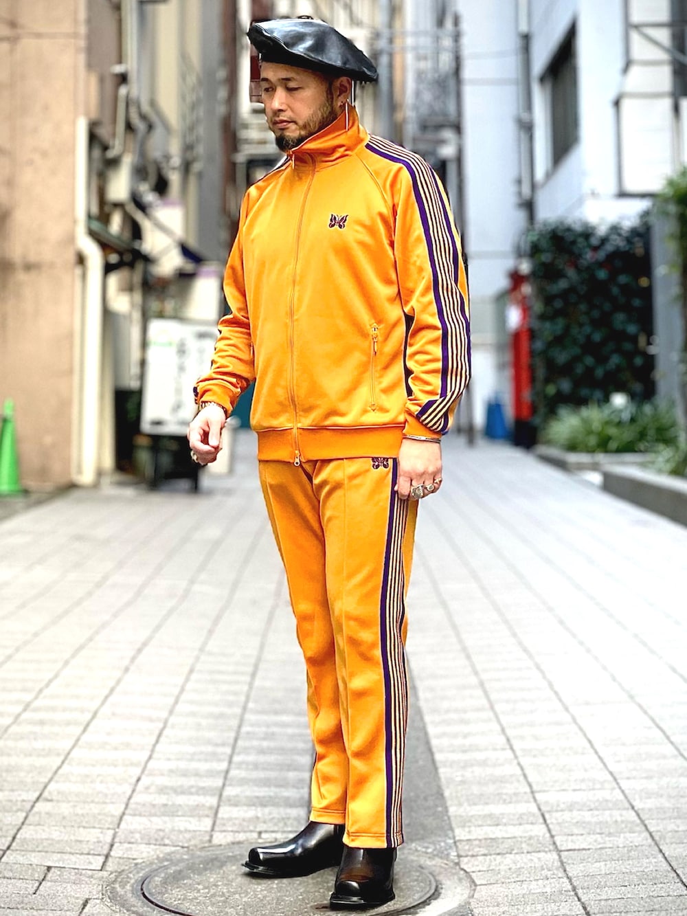 イエロー系のパンツ、イエロー系のジャージ、ブラック系のブーツを着用したメンズの冬コーディネートの4枚目の写真