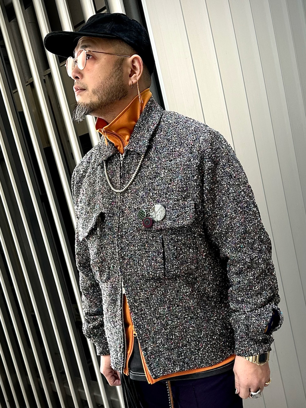 その他のローファー、パープル系のその他パンツ、グレー系のブルゾンを着用したメンズの冬コーディネートの4枚目の写真