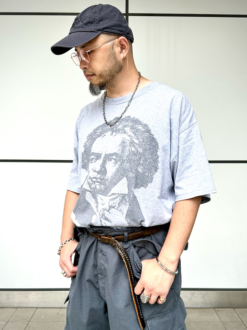 「夏コーデ、カジュアルコーデ、Tシャツ、シンプルスタイル、大人カジュアル、アメカジ、サングラス、キャップ、カーゴパンツ、ショートパンツ、ハーフパンツ、ワントーンコーデ、シルバーアクセサリー、タックイン、革靴」｜「usedのアイテム（Tシャツ/カットソー、グレー系）」を使った、Yoshihito Hayashiさん（メンズ・170cm）の夏コーディネートの3枚目の写真