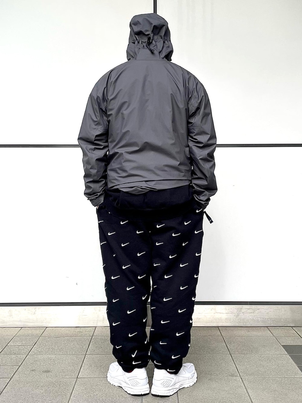 グレー系のスニーカー、ブラック系のパンツ、ブラック系のスウェットを着用したメンズの冬コーディネートの3枚目の写真