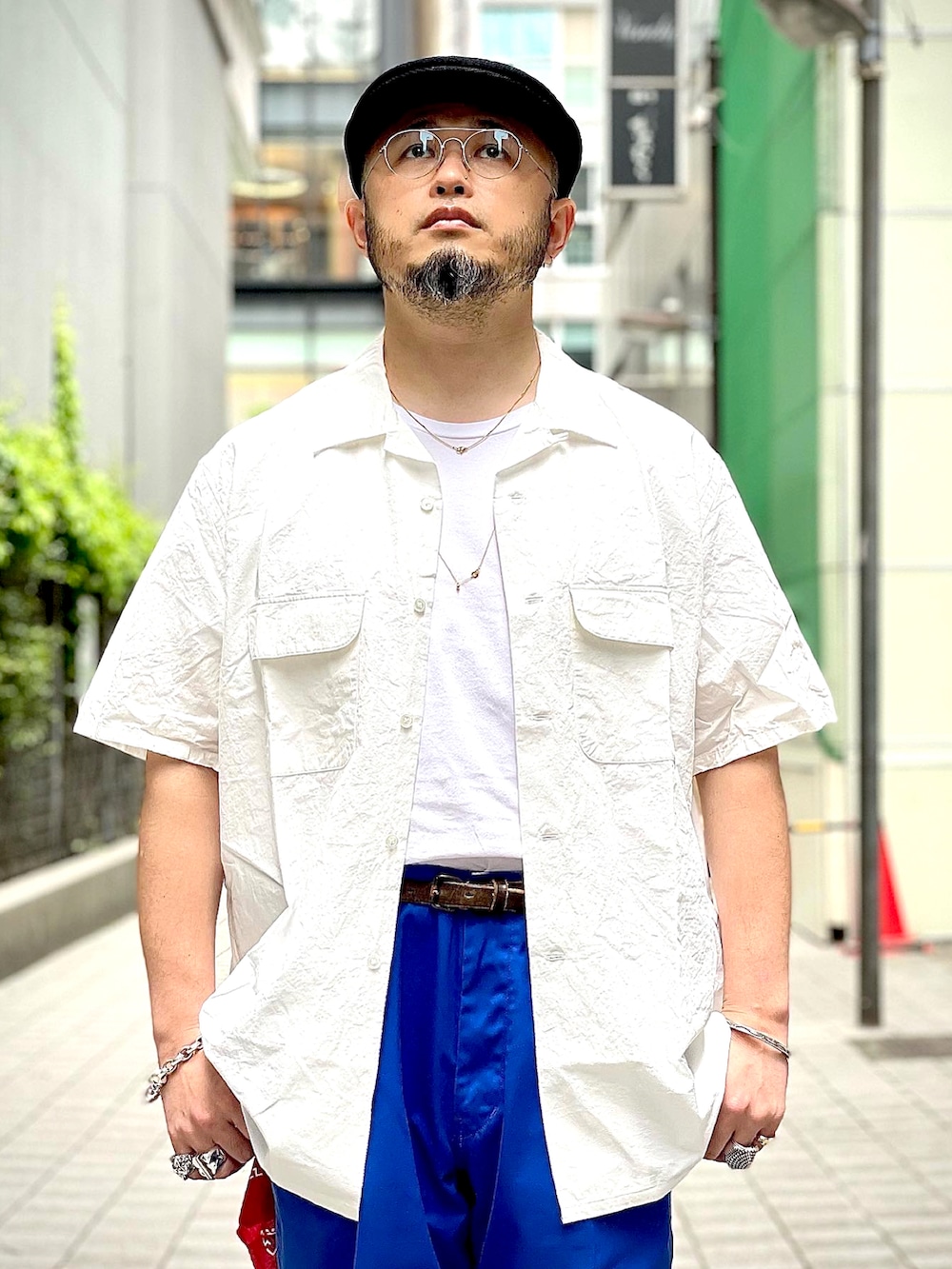 ブルー系のチノパンツ、ホワイト系のスニーカー、ホワイト系のシャツ/ブラウスを着用したメンズの春コーディネートの3枚目の写真