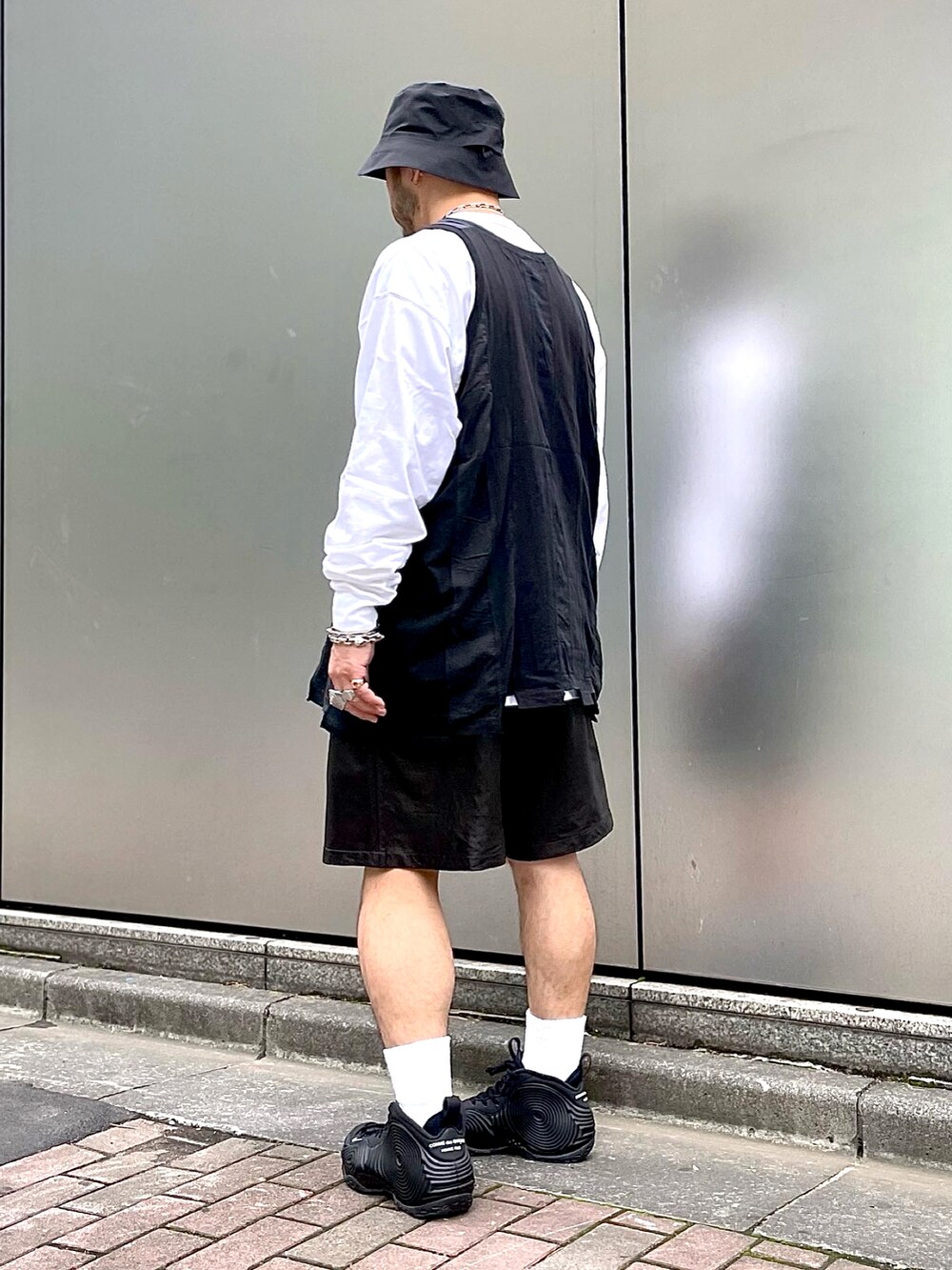 「シンプル、大人カジュアル、カジュアル、リラックススタイル、スニーカーコーデ、秋冬コーデ、シルバーアクセサリー、バケットハット、レイヤードスタイル、ロンt、黒パンツ」｜「ARC'TERYX VEILANCEのアイテム（ハット、ブラック系）」を使った、Yoshihito Hayashiさん（メンズ・170cm）の秋コーディネートの2枚目の写真