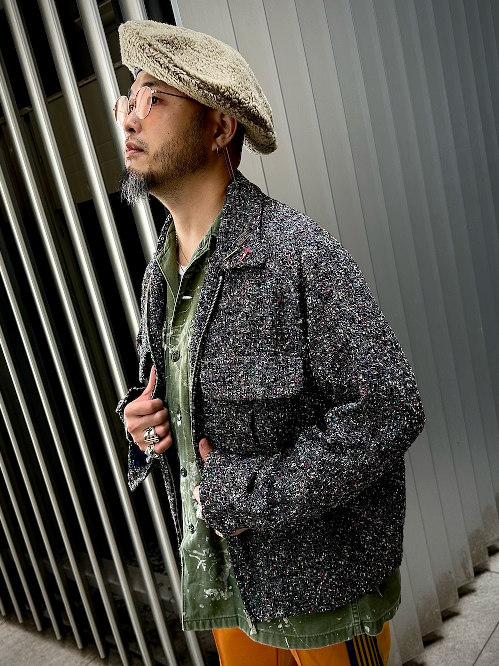 イエロー系のパンツ、ブラック系のサンダル、グレー系のブルゾンを着用したメンズの秋コーディネートの3枚目の写真