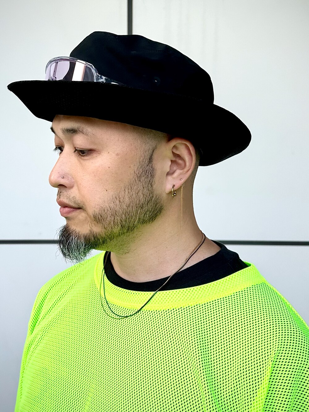 「夏コーデ、大人コーデ、カジュアルコーデ、ハーフパンツ、ショートパンツ、サングラス、バケットハット、レイヤードスタイル、ウエストポーチ、サンダル、サンダルに靴下、ネオンカラー、アウトドアスタイル、supreme、patagonia」｜「South2 West8のアイテム（Tシャツ/カットソー、イエロー系）」を使った、Yoshihito Hayashiさん（メンズ・170cm）の夏コーディネートの5枚目の写真