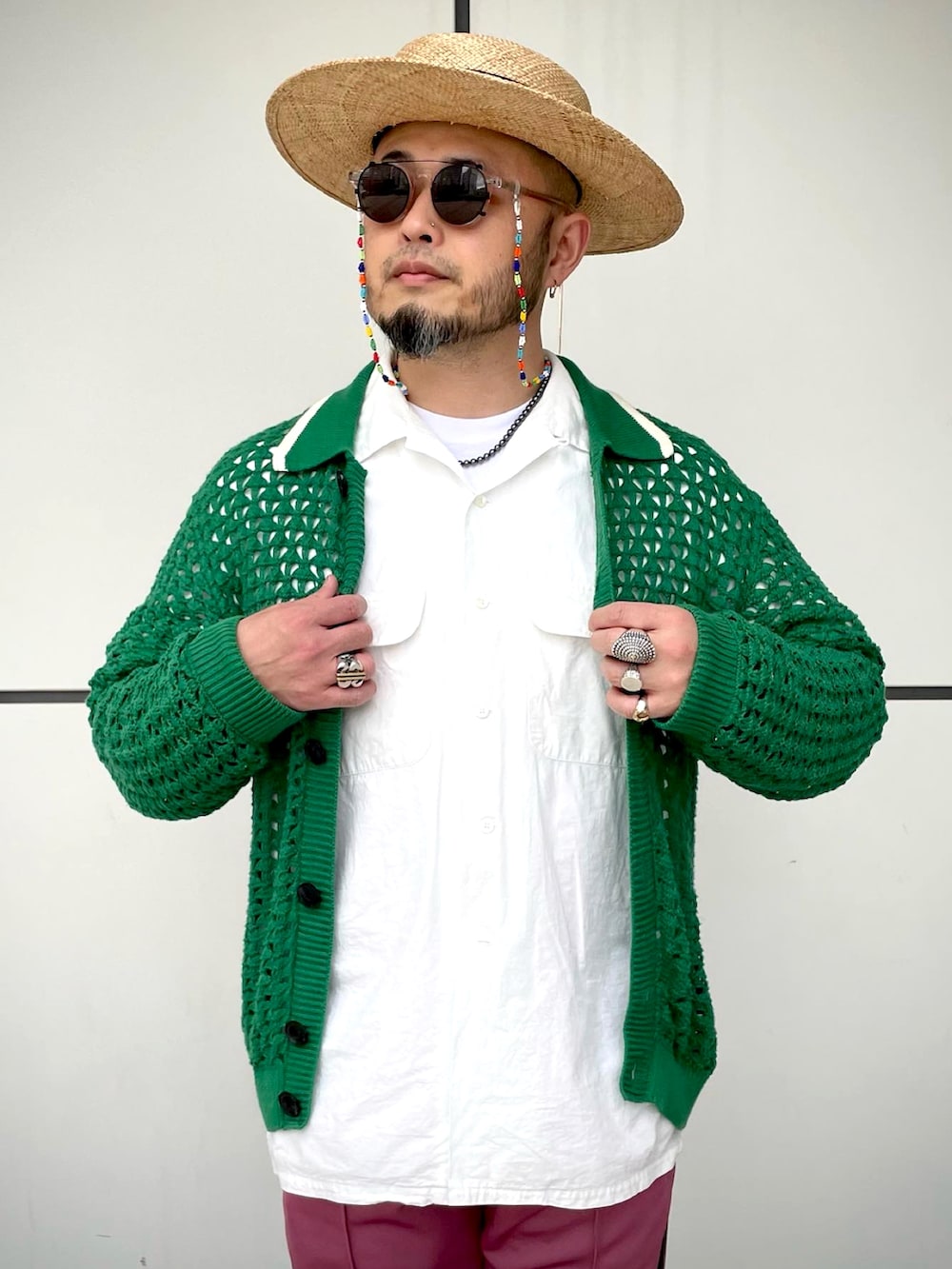 「春コーデ、シンプルコーデ、大人カジュアル、オトナカジュアル、シンプルスタイル、ハット、シャツ、カーディガン、トラックパンツ、サボ、レイヤードスタイル、シルバーアクセサリー、NEEDLES、グリーン、ピンク」｜「Needlesのアイテム（パンツ、ピンク系）」を使った、Yoshihito Hayashiさん（メンズ・170cm）の春コーディネートの4枚目の写真