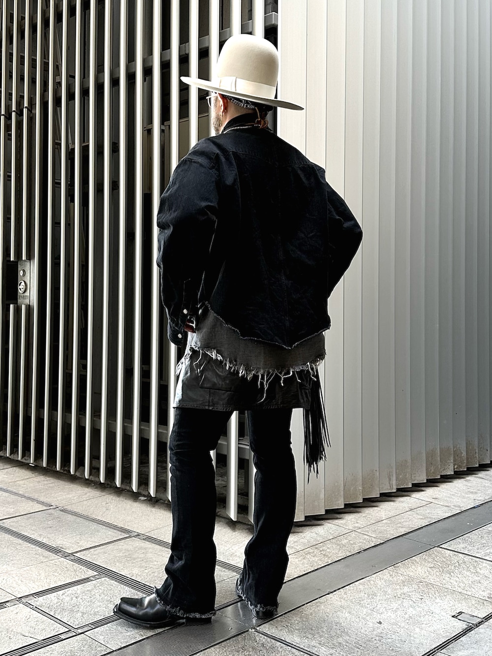 ブラック系のその他パンツ、ブラック系のデニムジャケット、ブラック系のブーツを着用したメンズの冬コーディネートの2枚目の写真