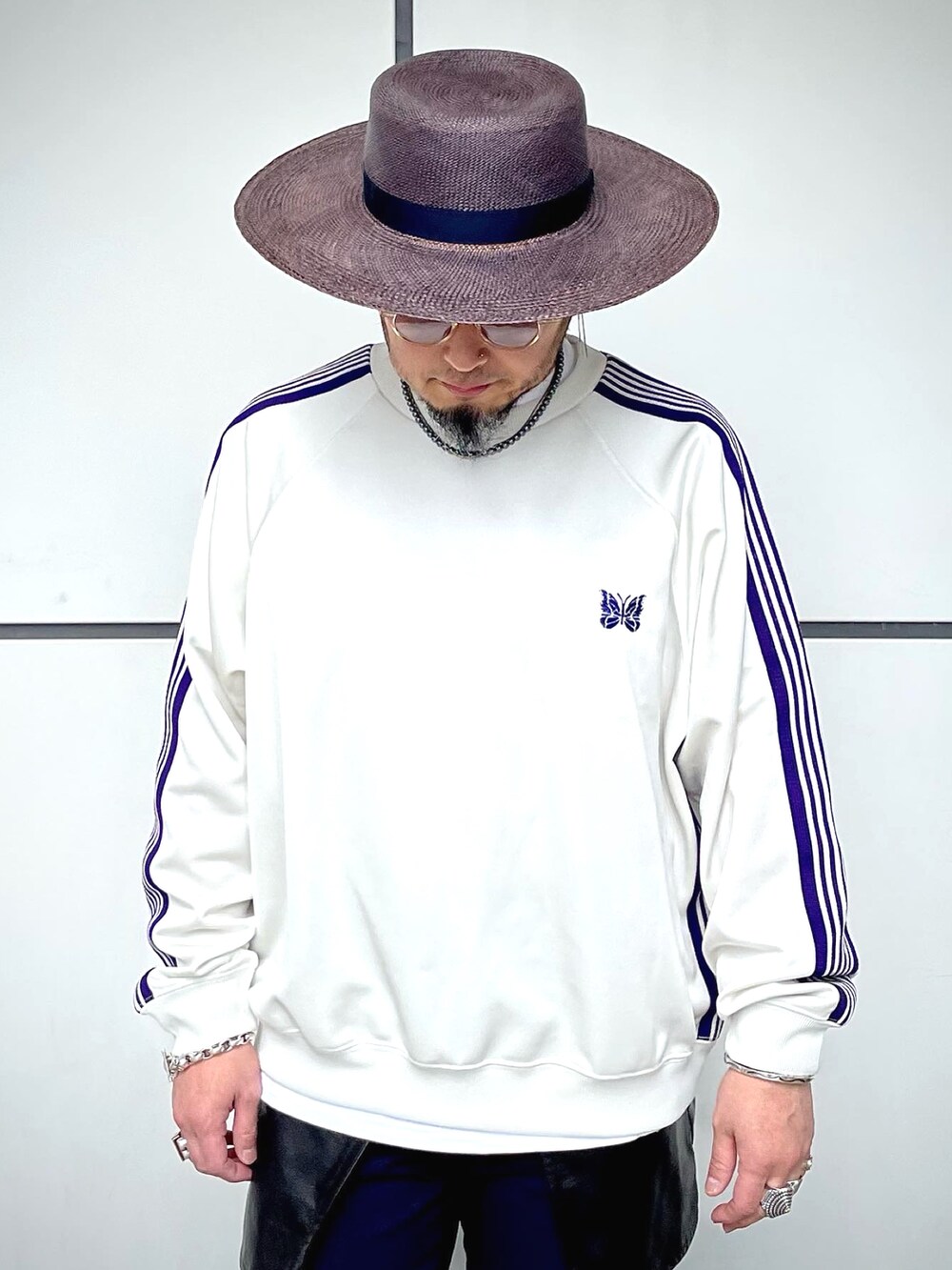 「オトナカジュアル、シンプルコーデ、春夏コーデ、フレアパンツ、エプロン、ハット、サングラス、レイヤードスタイル、スニーカー、NEEDLES、ホワイトコーデ、パープル、シルバーアクセサリー、きれいめカジュアル」｜「International Gallery BEAMSのIG / ストレッチ フレアパンツ（その他パンツ、パープル系）」を使った、Yoshihito Hayashiさん（メンズ・170cm）の春コーディネートの3枚目の写真