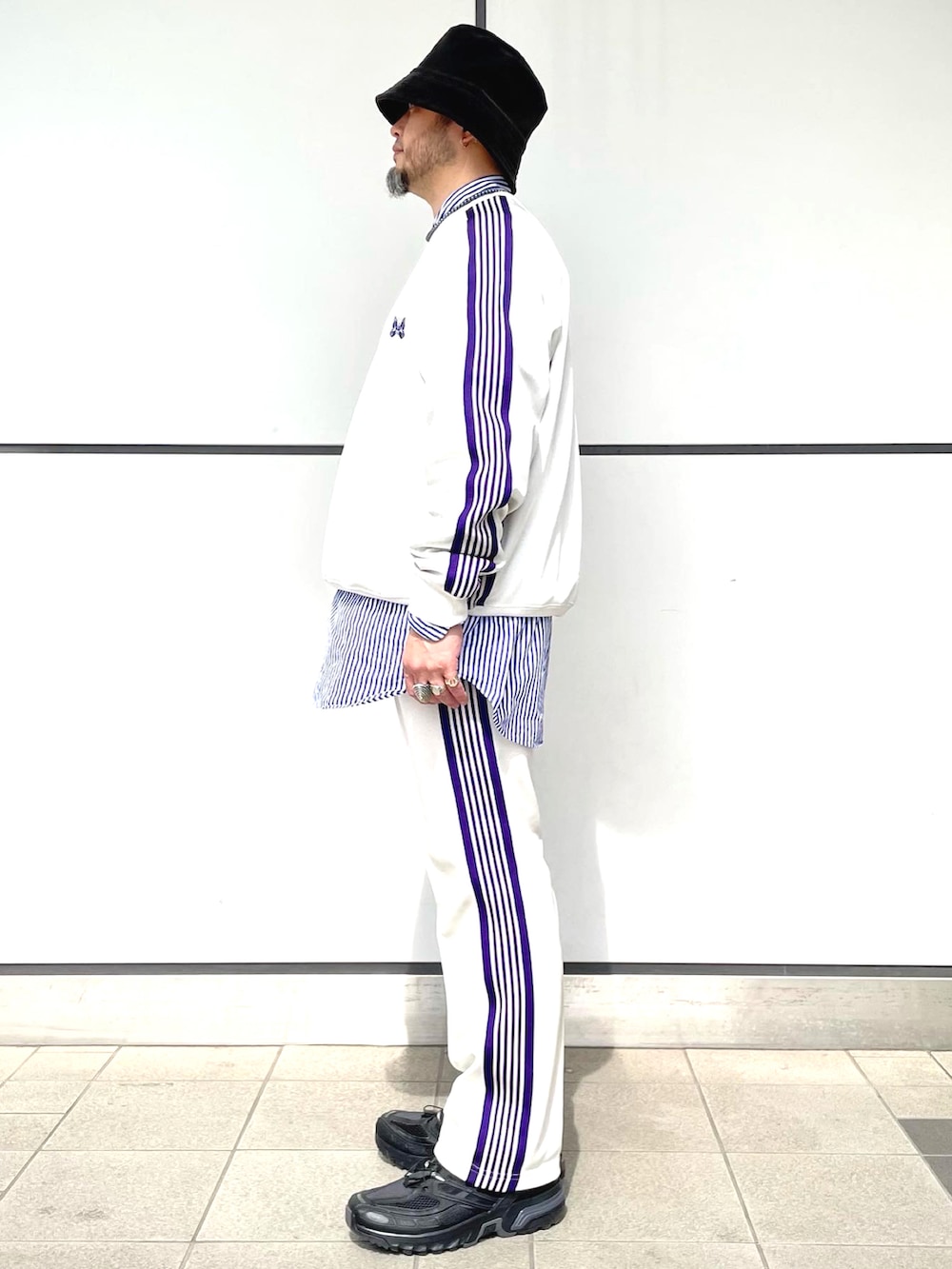 ホワイト系のパンツ、ホワイト系のジャージ、ブラック系のスニーカーを着用したメンズの春コーディネートの2枚目の写真